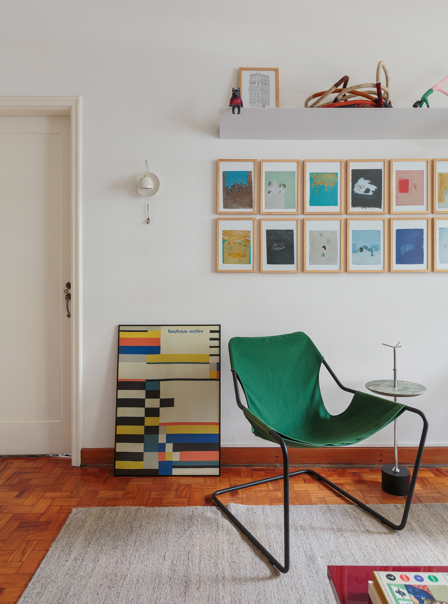 Apartamento alugado com decoração colorida e obras de arte, prédio antigo e paredes coloridas