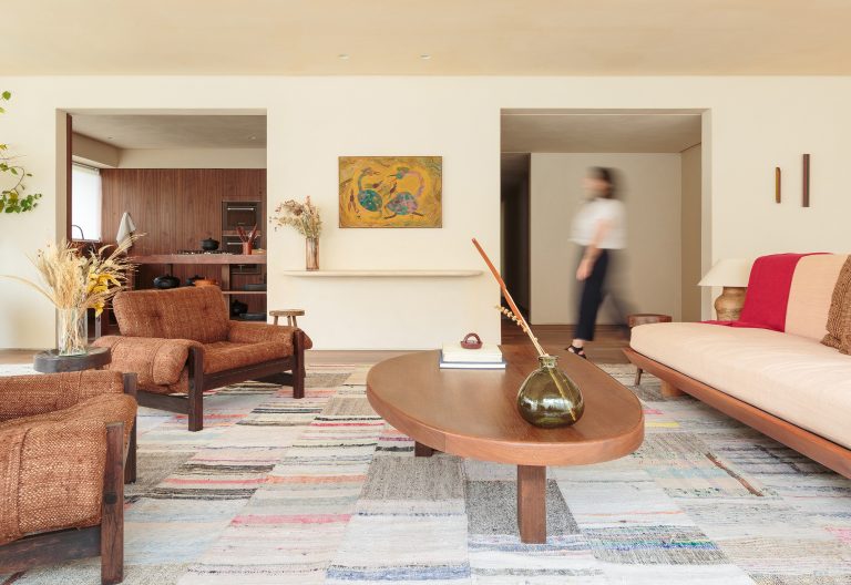 Apartamento decorado Idea!Zarvos, projeto de arquitetura de Isay Weinfeld, tons neutros e texturas naturais