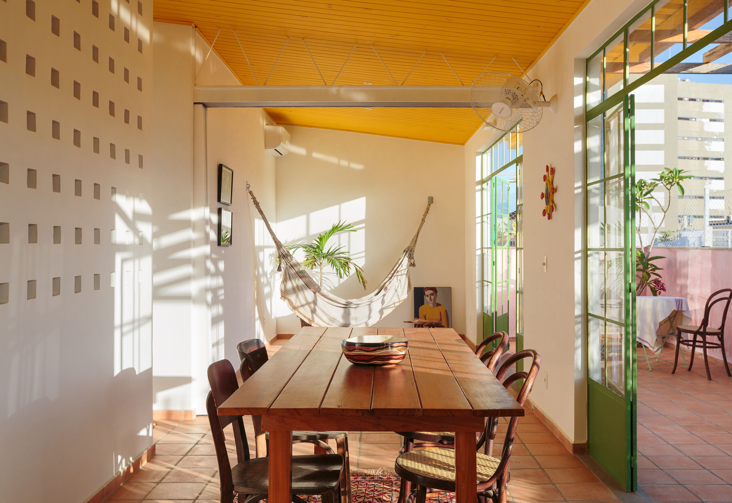 Duplex no Rio de Janeiro com decoração colorida, plantas e artes.