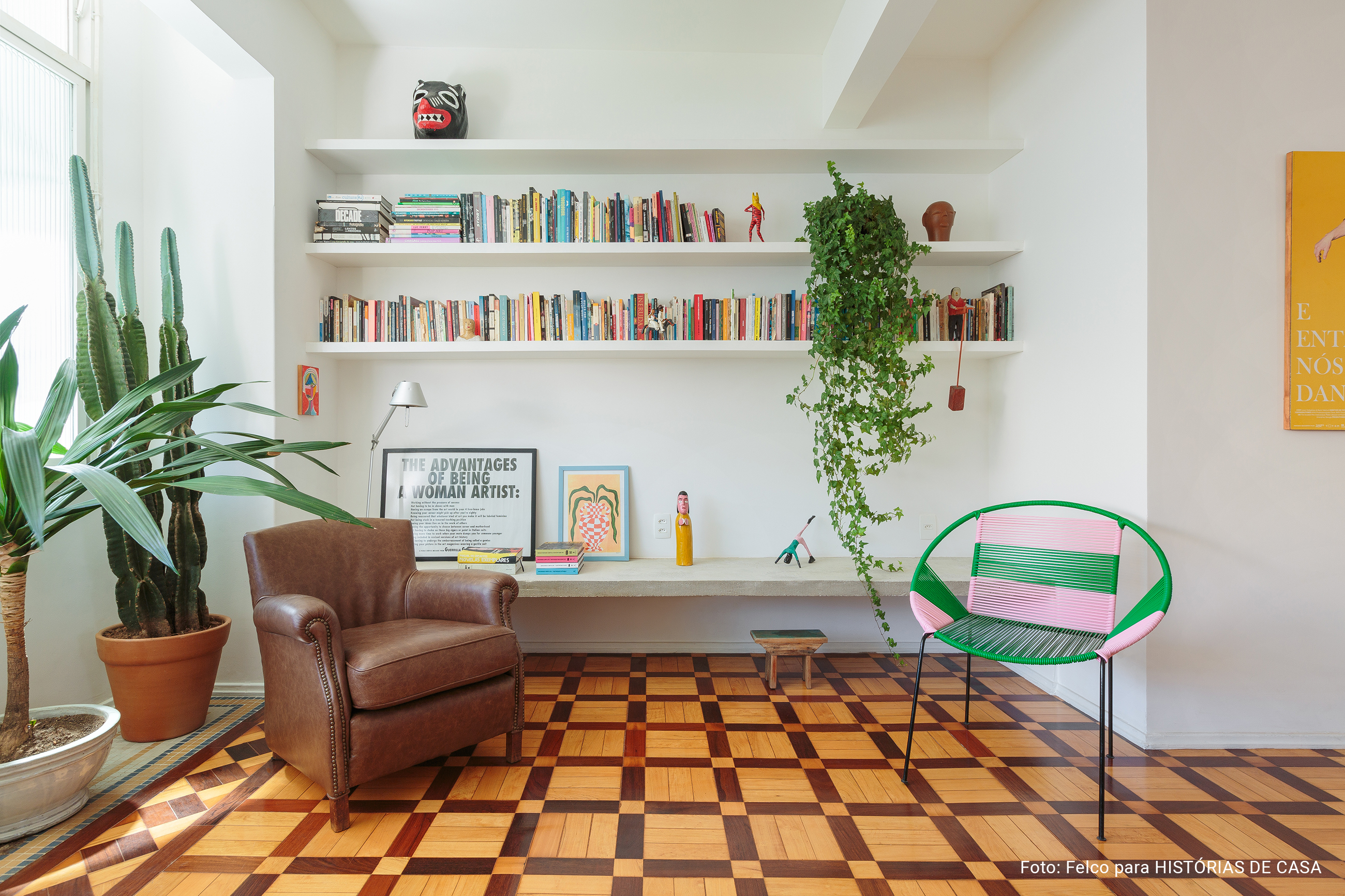 Duplex no Rio de Janeiro com decoração colorida, plantas e artes.