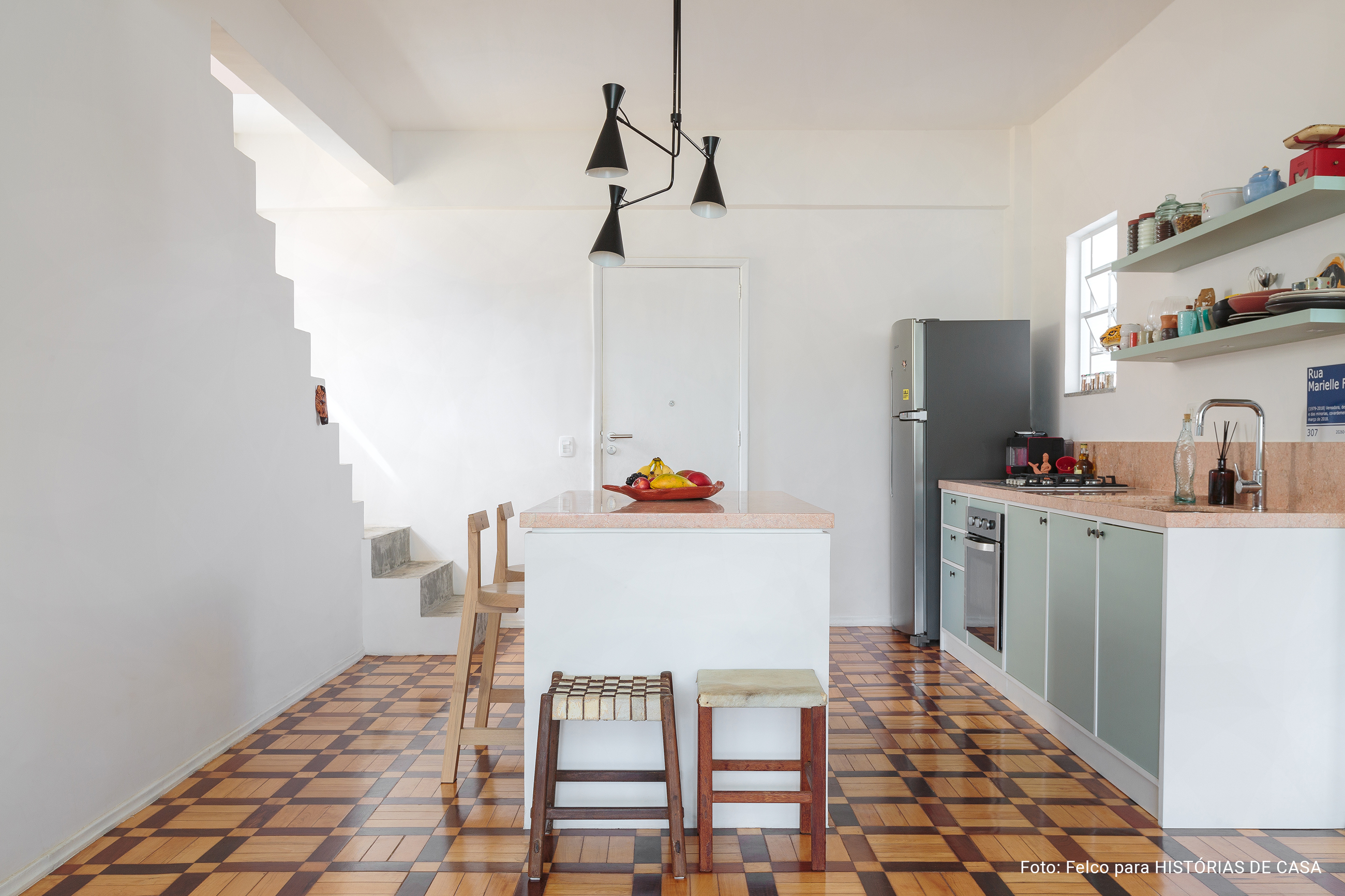 Duplex no Rio de Janeiro com decoração colorida, plantas e artes.