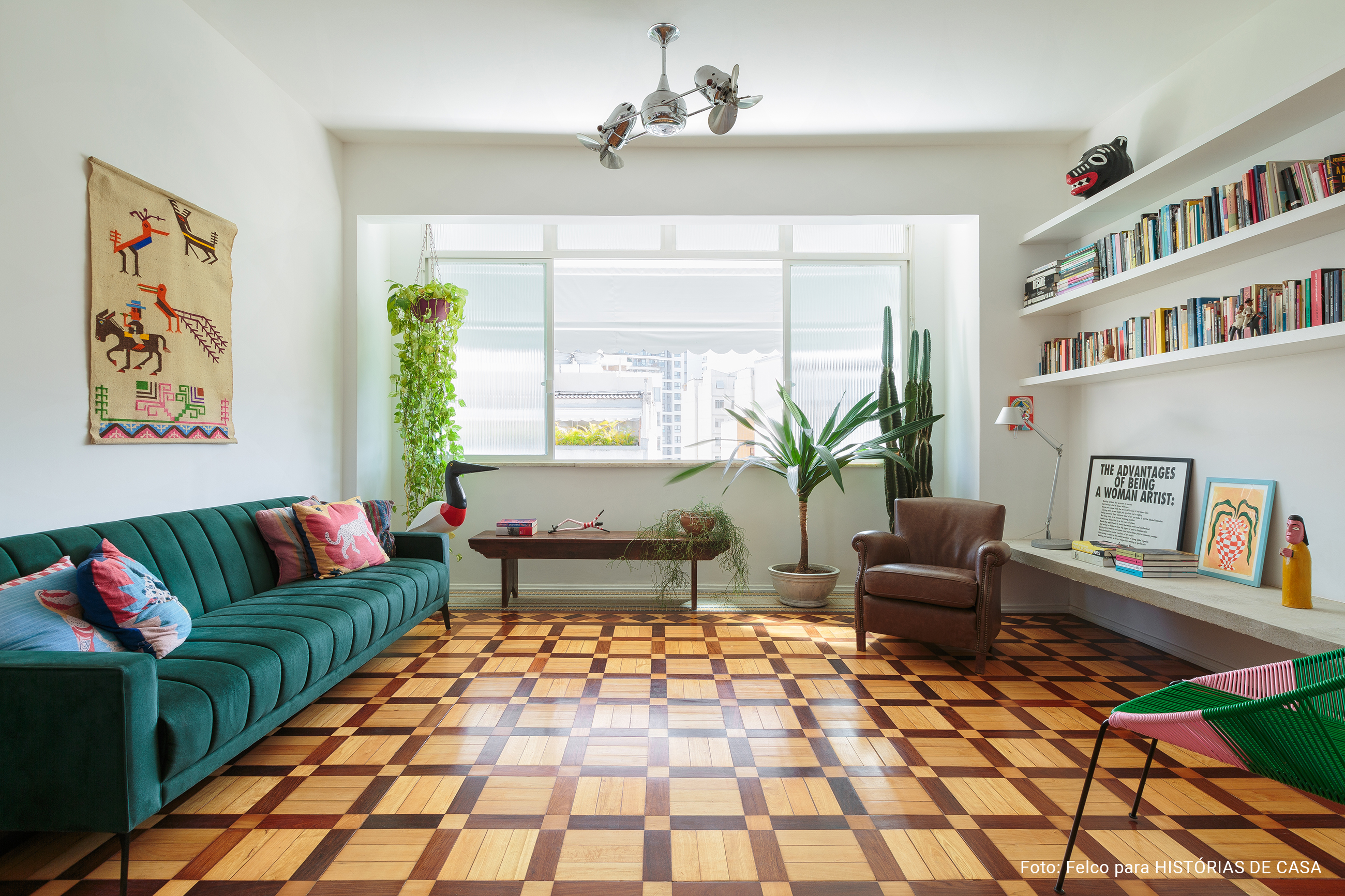 Duplex no Rio de Janeiro com decoração colorida, plantas e artes.