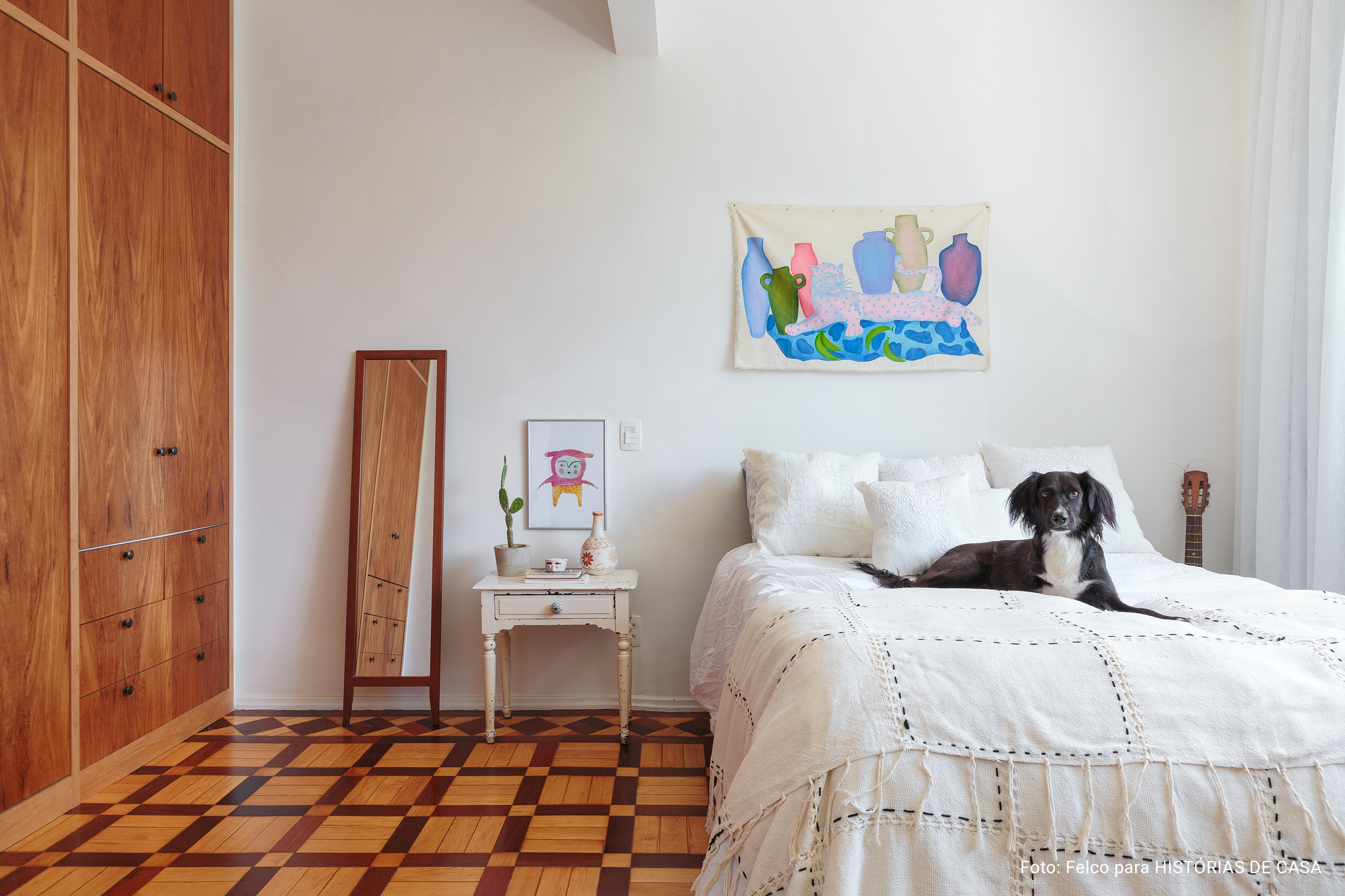 Duplex no Rio de Janeiro com decoração colorida, plantas e artes.