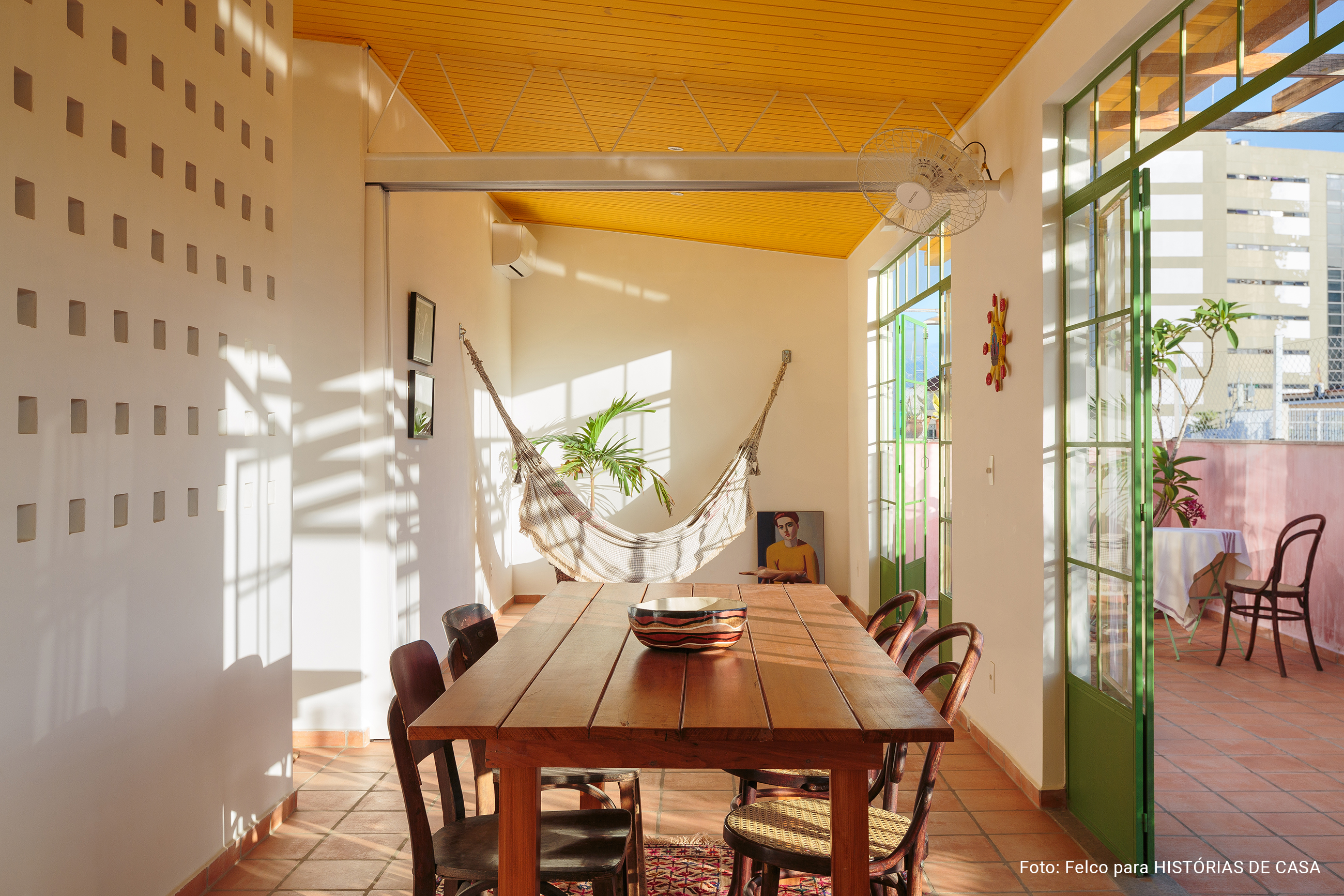 Duplex no Rio de Janeiro com decoração colorida, plantas e artes.