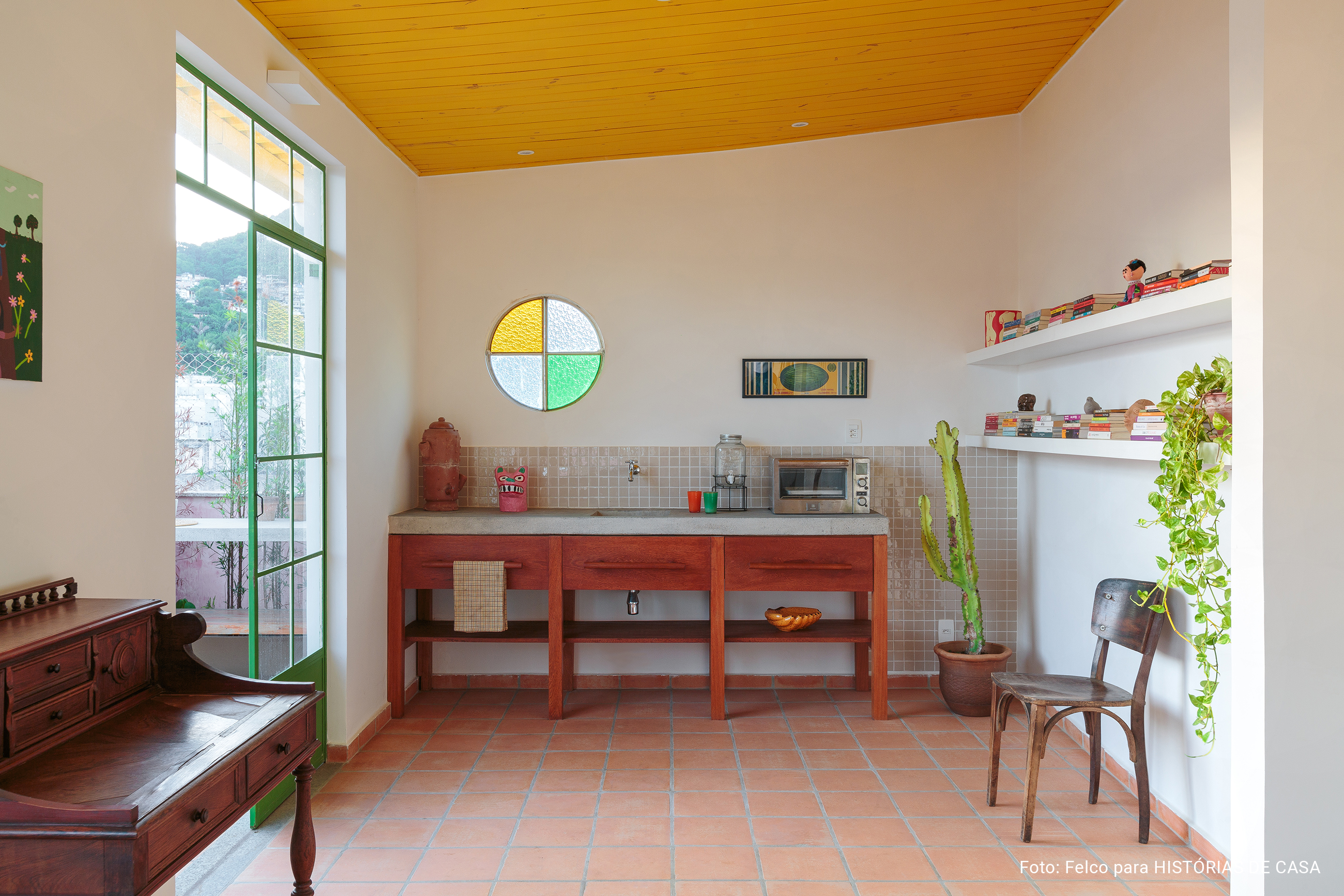 Duplex no Rio de Janeiro com decoração colorida, plantas e artes.