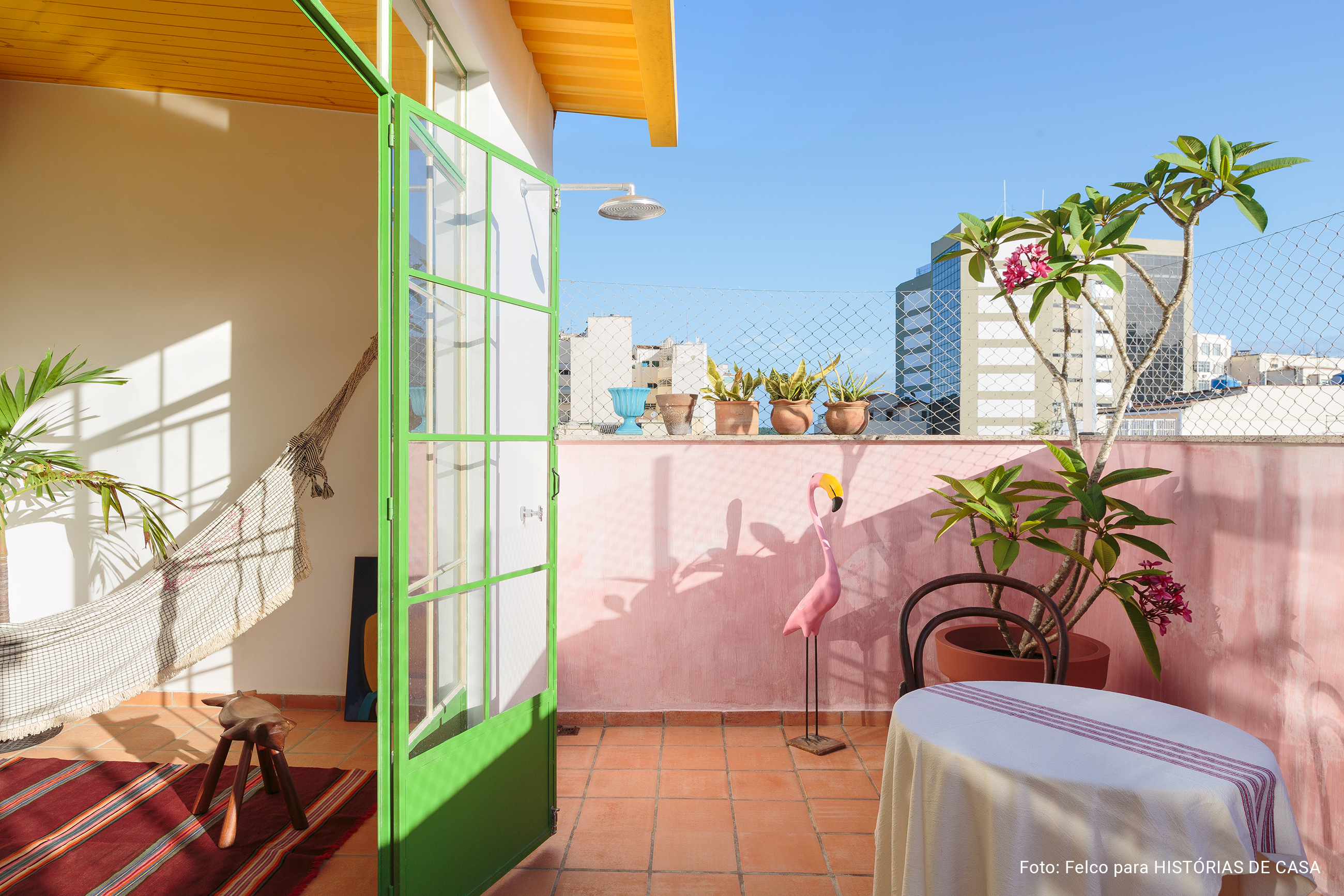 Duplex no Rio de Janeiro com decoração colorida, plantas e artes.