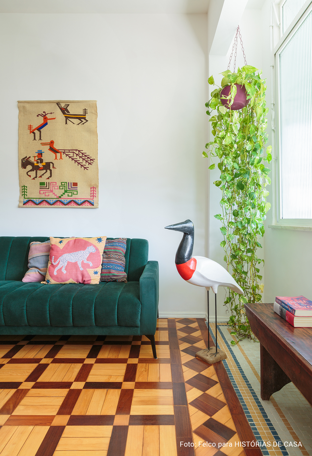 Duplex no Rio de Janeiro com decoração colorida, plantas e artes.