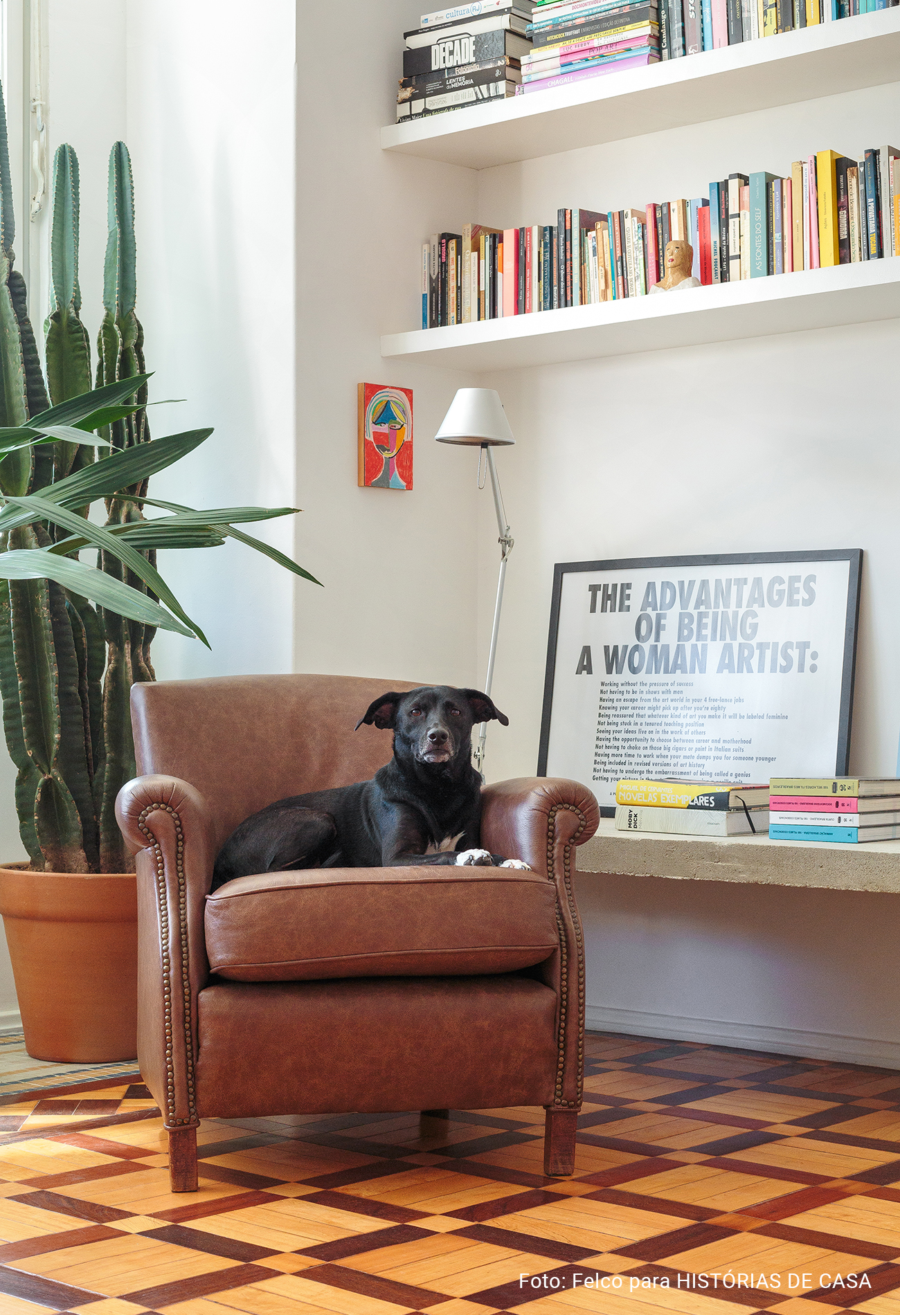 Duplex no Rio de Janeiro com decoração colorida, plantas e artes.