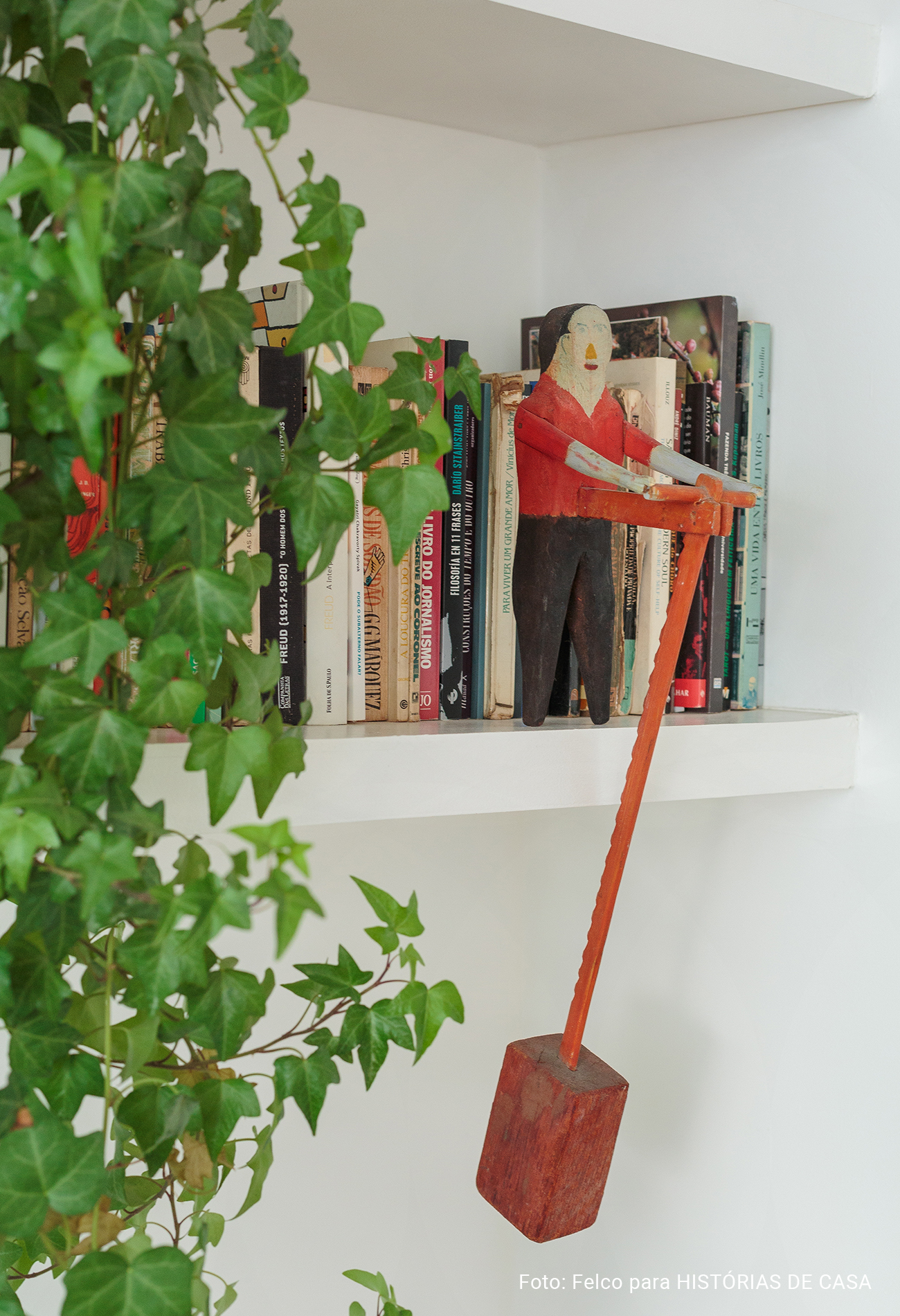 Duplex no Rio de Janeiro com decoração colorida, plantas e artes.