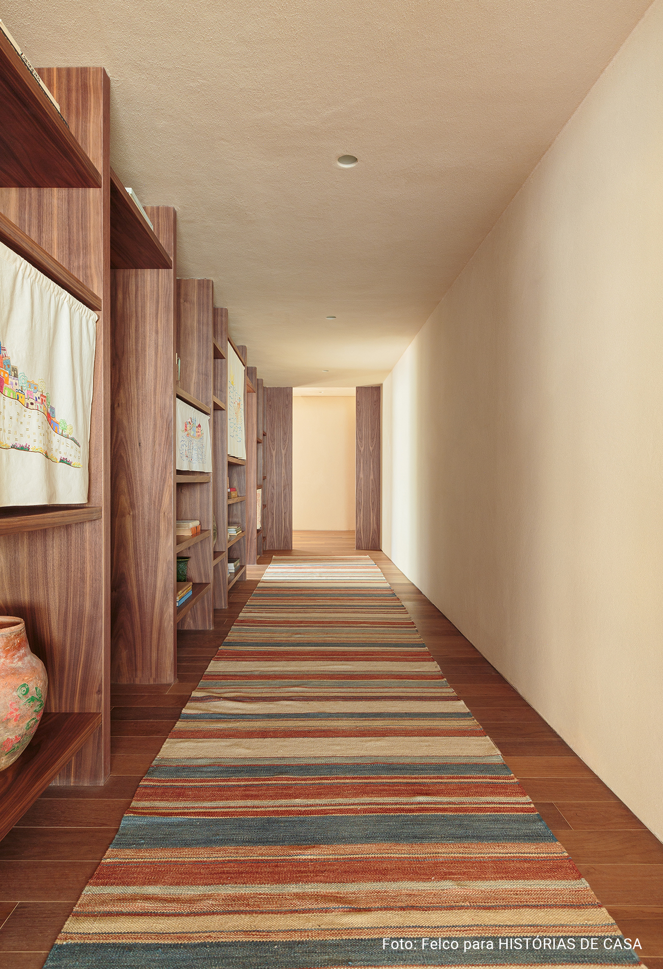 Apartamento decorado Idea!Zarvos, projeto de arquitetura de Isay Weinfeld, tons neutros e texturas naturais