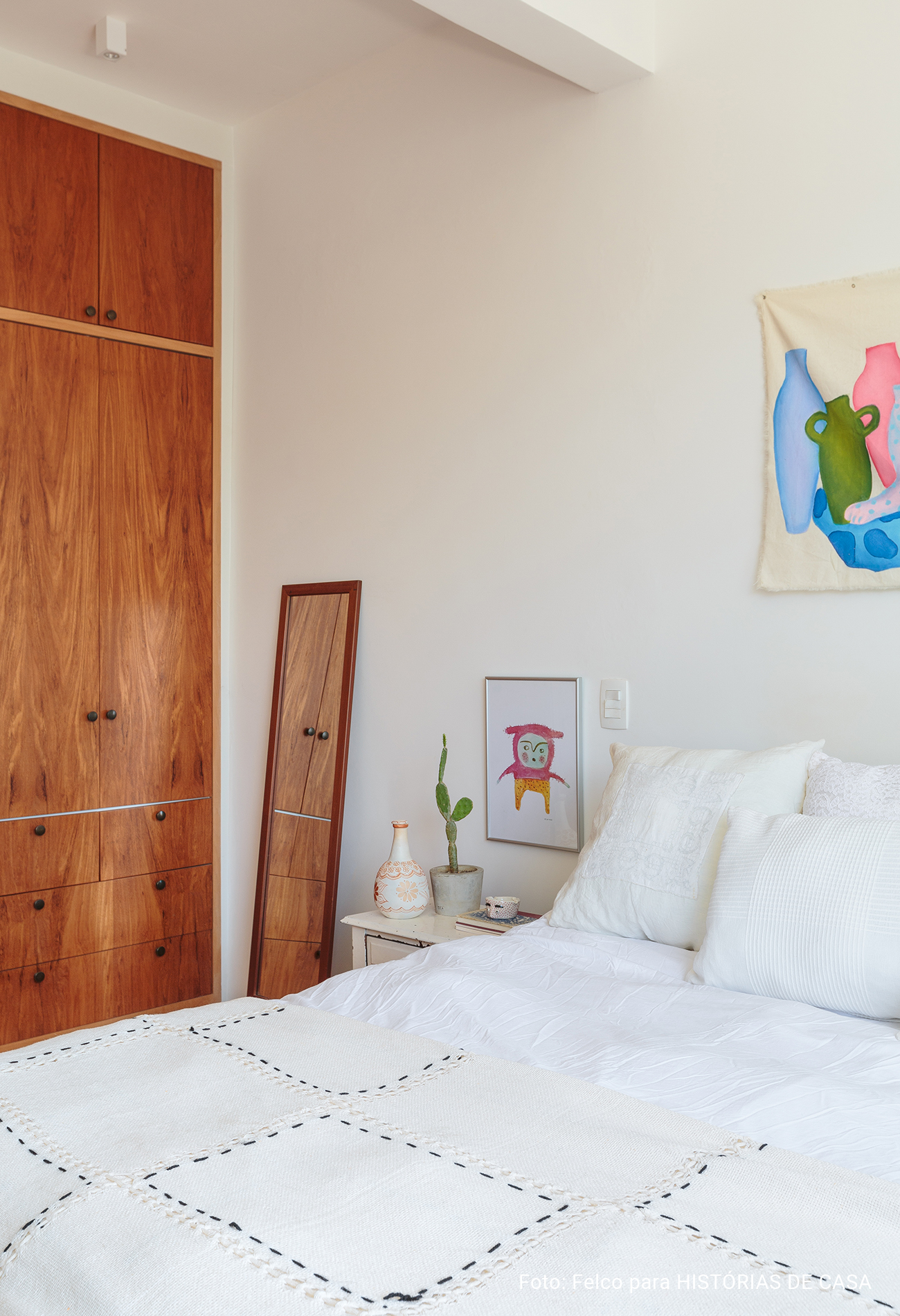 Duplex no Rio de Janeiro com decoração colorida, plantas e artes.