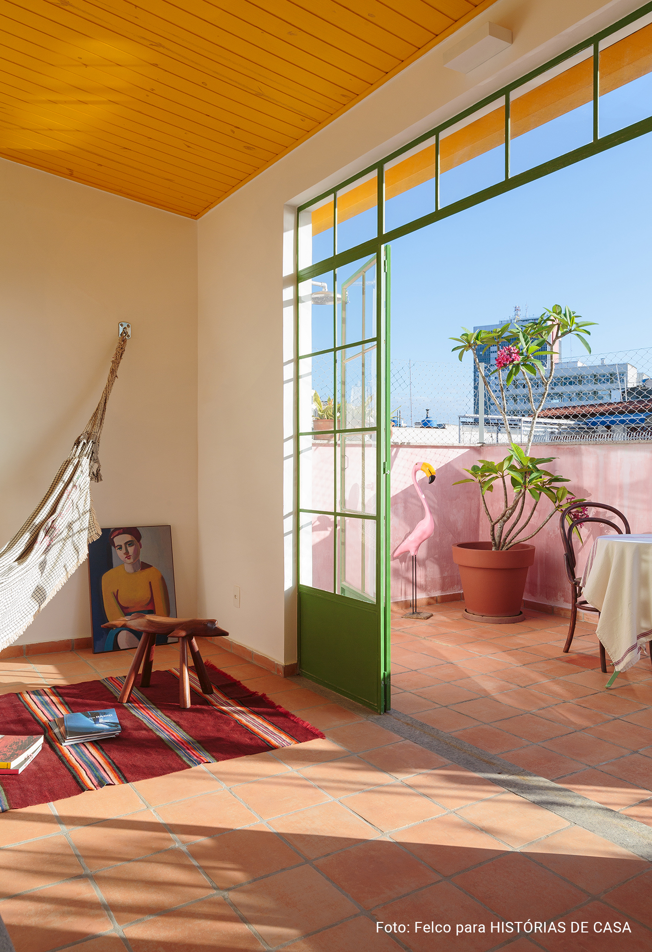 Duplex no Rio de Janeiro com decoração colorida, plantas e artes.