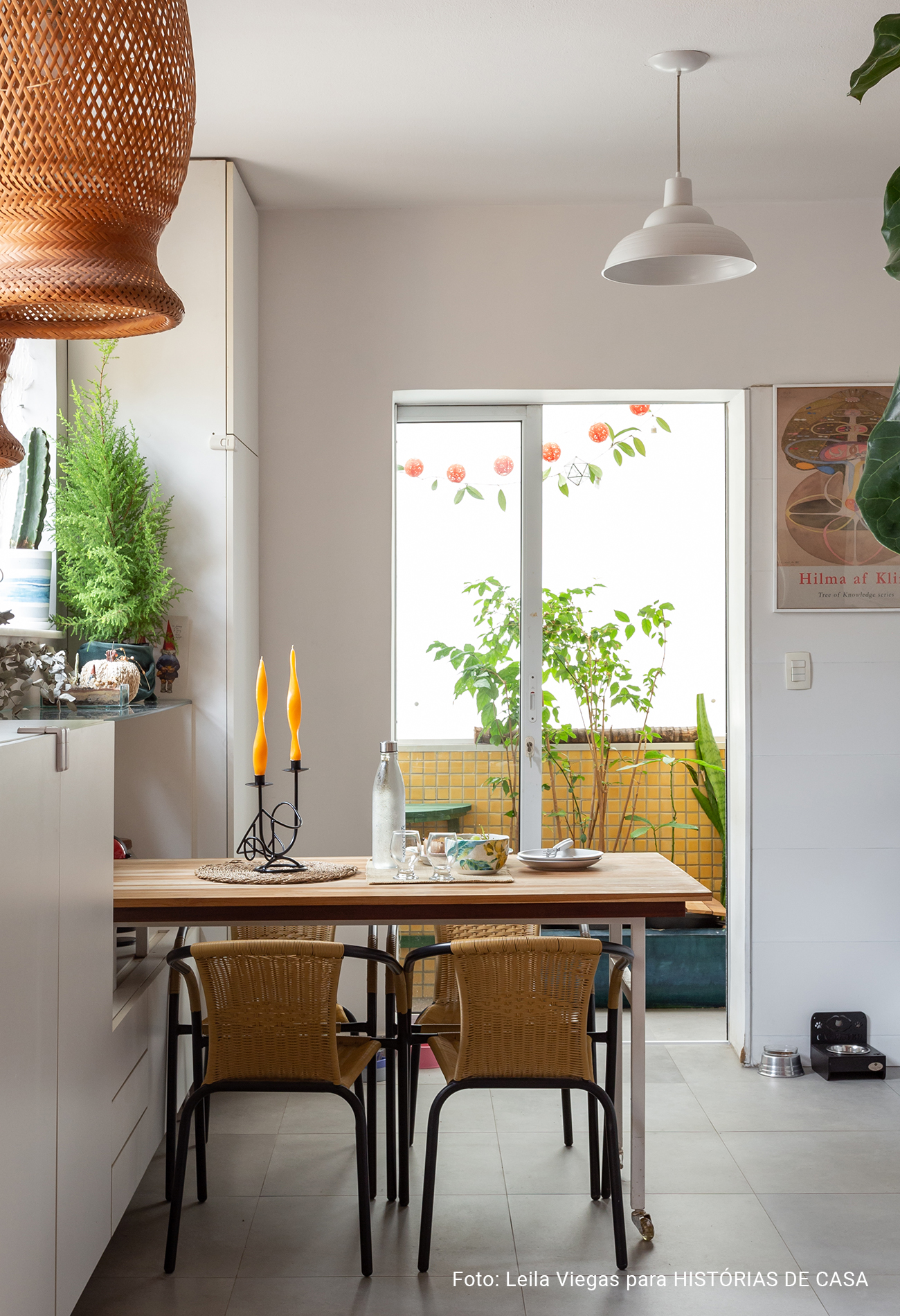Antes e Depois em um apartamento pequeno, com paredes coloridas e home office integrado