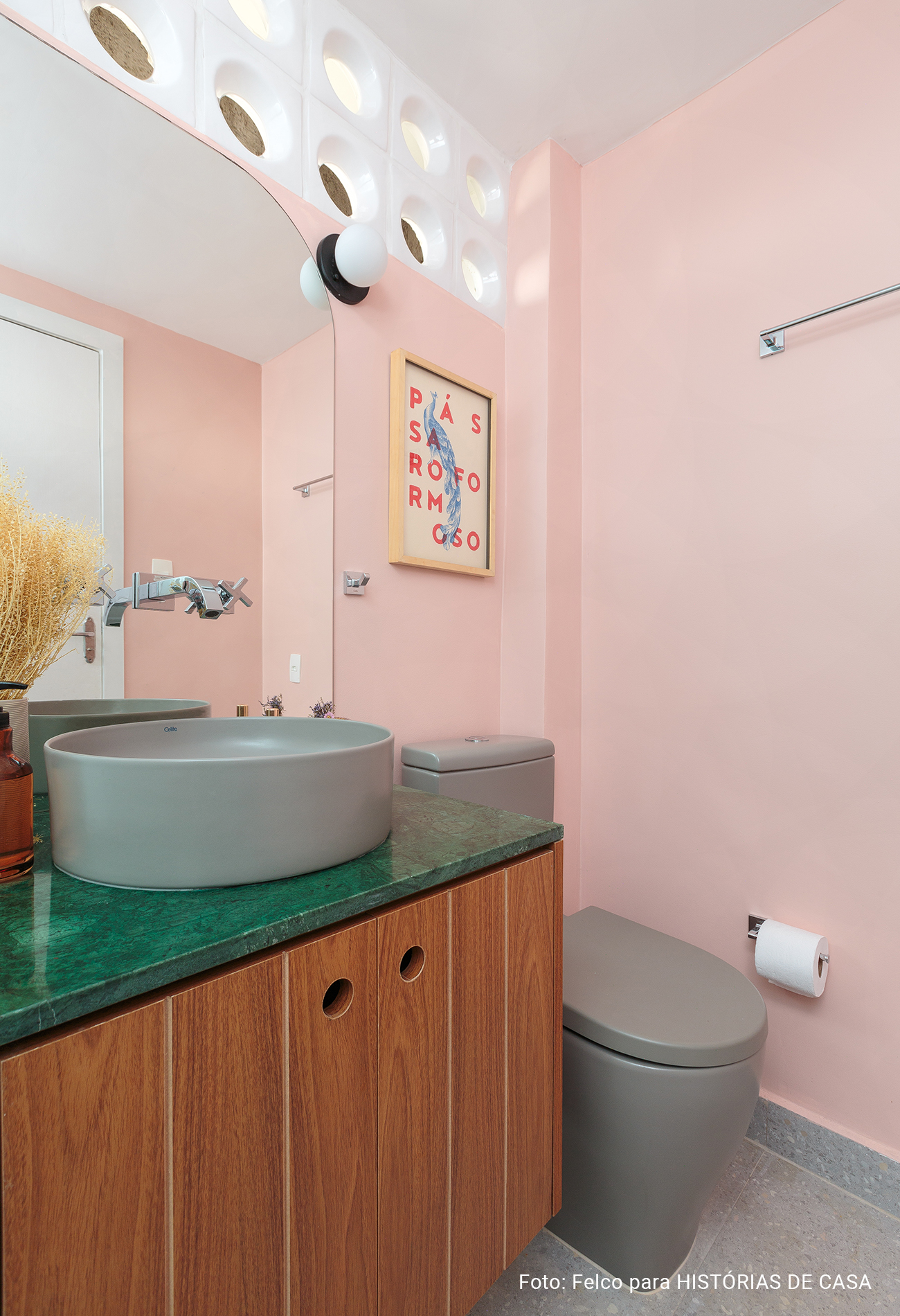 Apartamento com cozinha integrada e decoração colorida, banheiro colorido