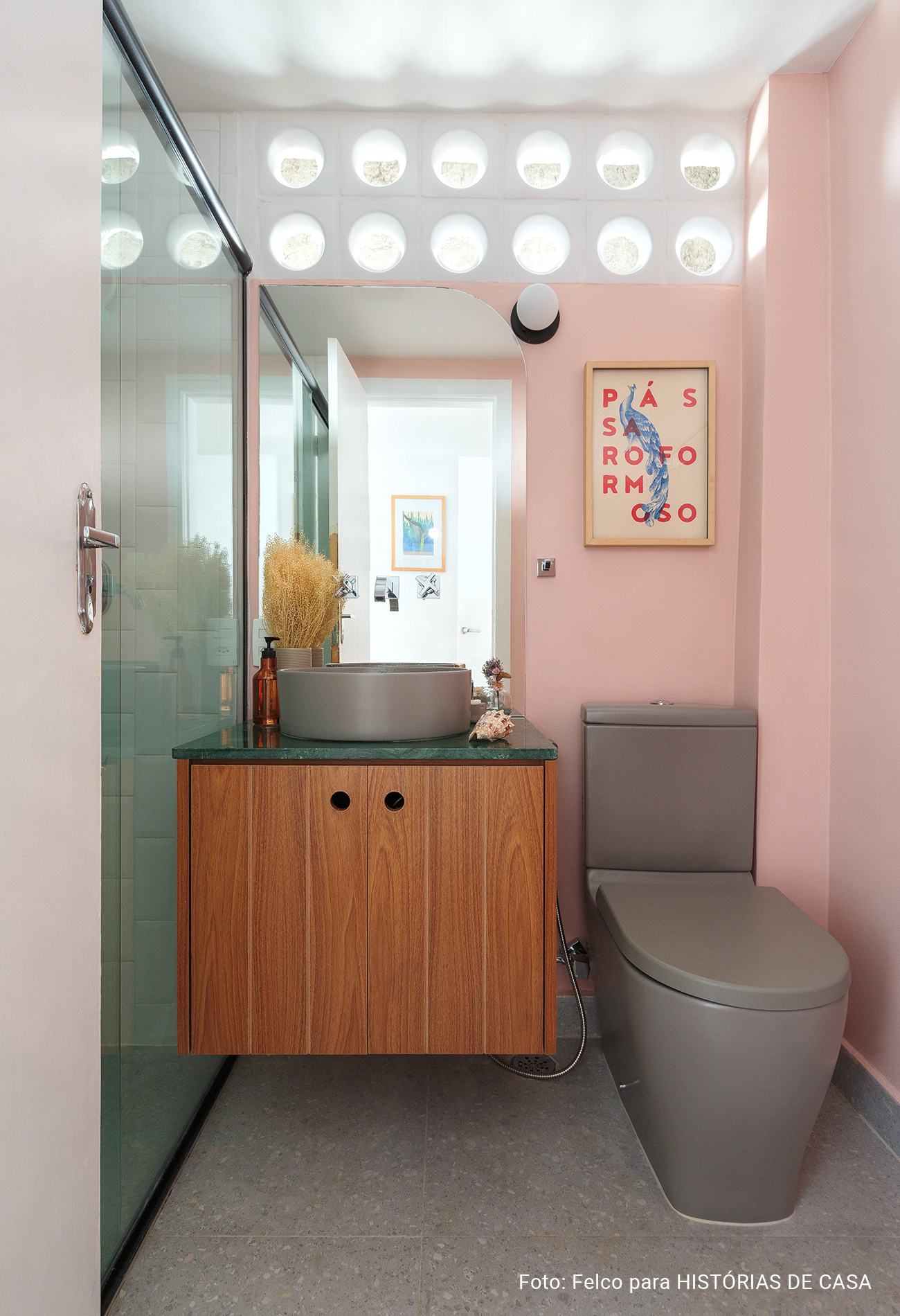 Apartamento com cozinha integrada e decoração colorida, banheiro colorido