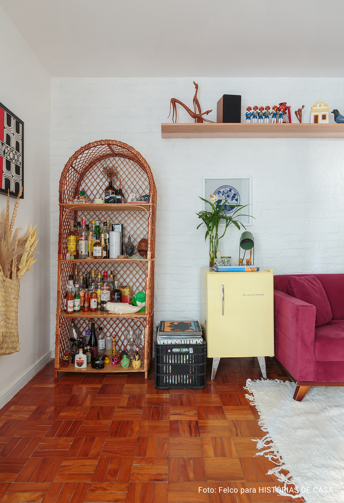 Apartamento com cozinha integrada e decoração colorida, banheiro colorido