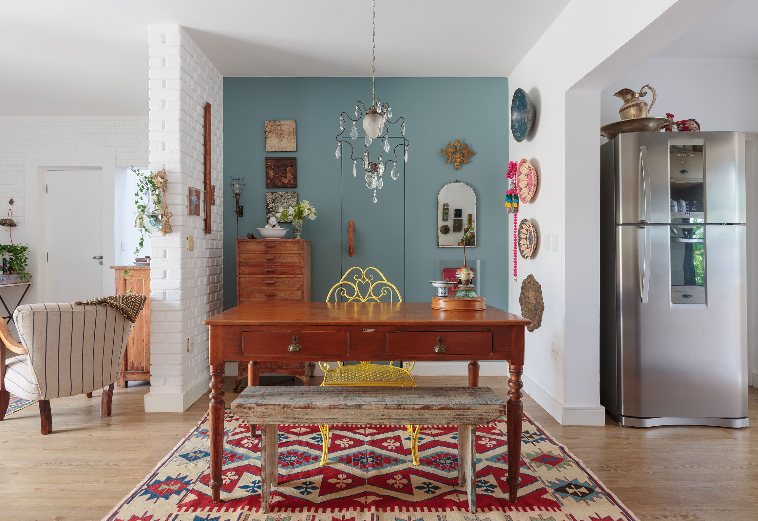 Casa cercada pela natureza tem decoração cheia de detalhes e objetos afetivos.