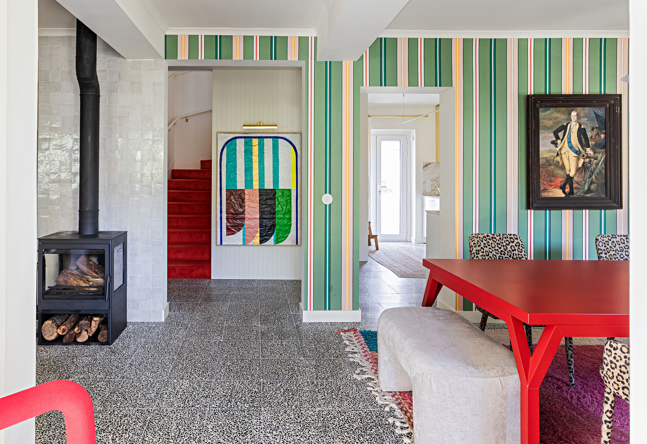 Casa colorida e bem-humorada com quintal e piscina em Portugal.