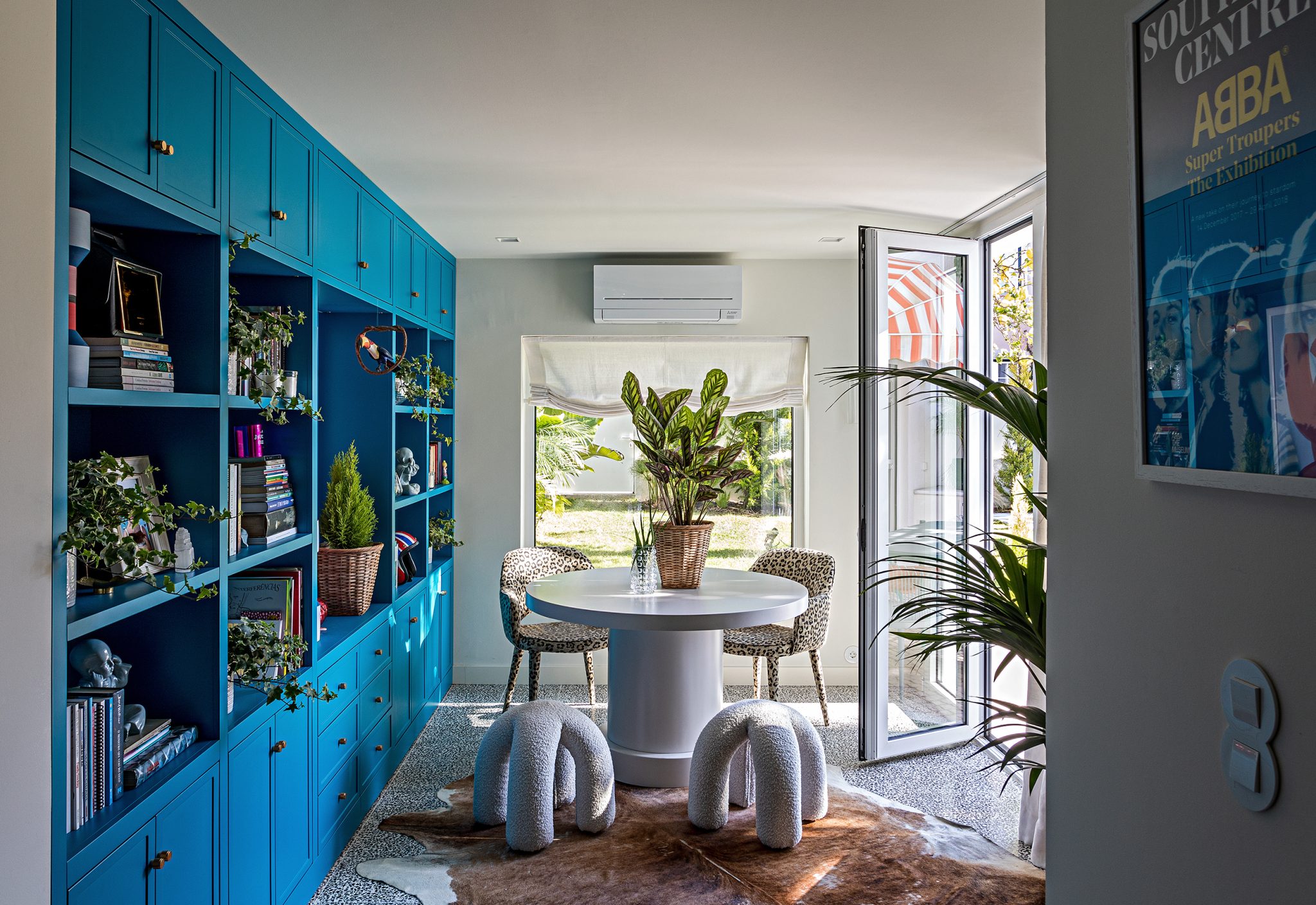 Casa colorida e bem-humorada com quintal e piscina em Portugal.