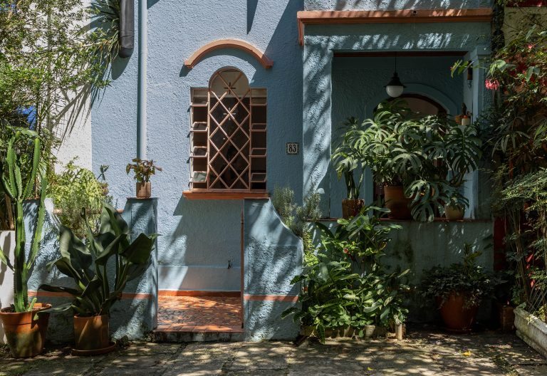 Casa de vila colorida com decoração afetiva, plantas e objetos da loja Casaquetem