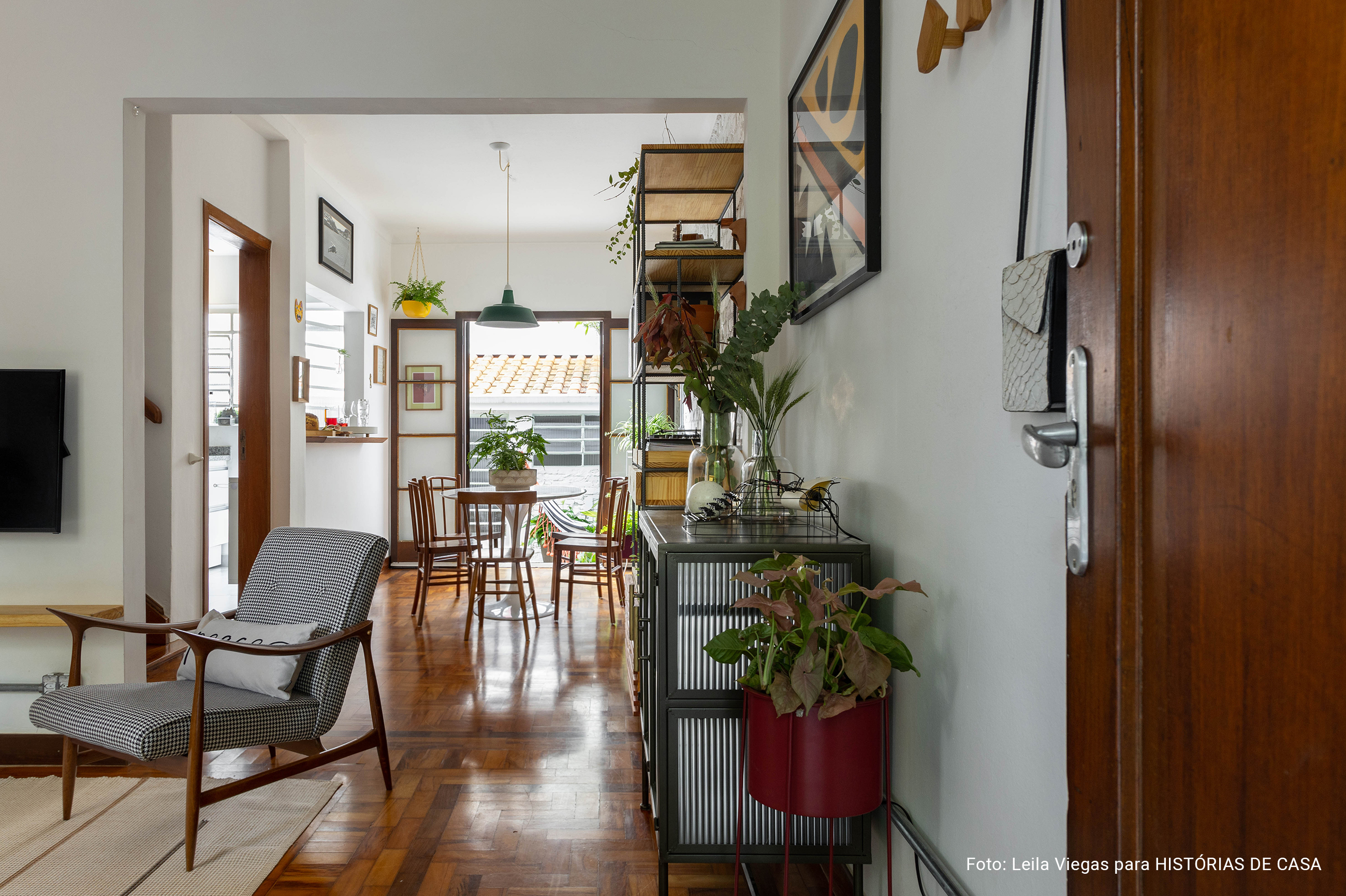 Casa de vila colorida com decoração afetiva, plantas e objetos da loja Casaquetem