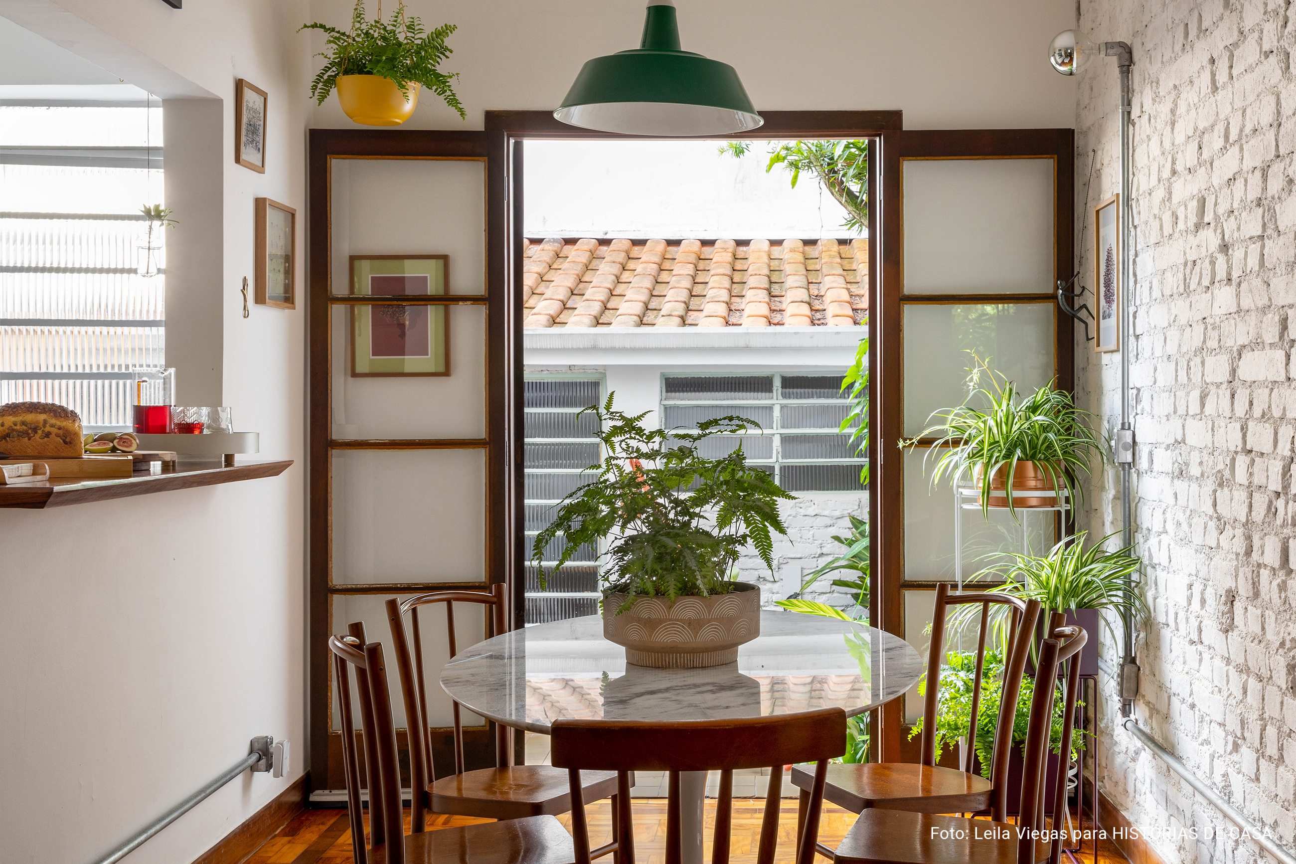 Casa de vila colorida com decoração afetiva, plantas e objetos da loja Casaquetem