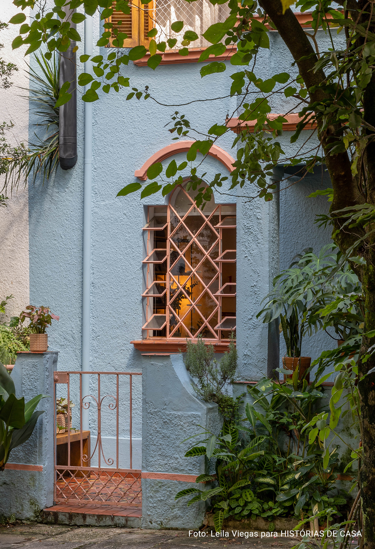 Casa de vila colorida com decoração afetiva, plantas e objetos da loja Casaquetem