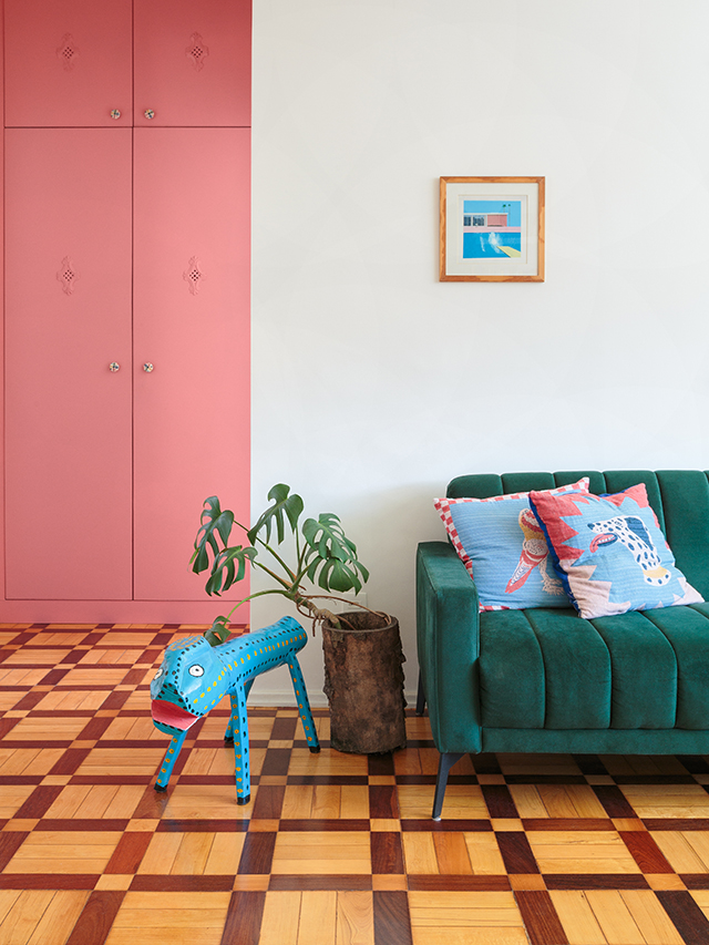 Apartamento colorido com muito artesanato brasileiro