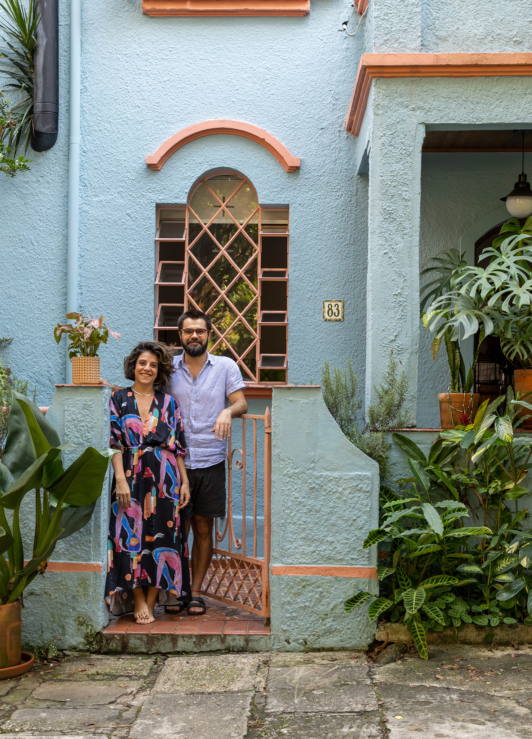 Casa de vila colorida com decoração afetiva, plantas e objetos da loja Casaquetem