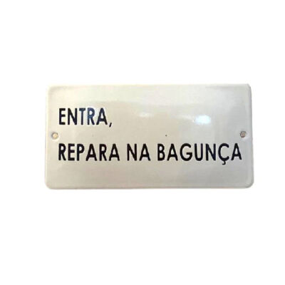 Placa Decorativa Esmaltada Entra, Repara na Bagunça