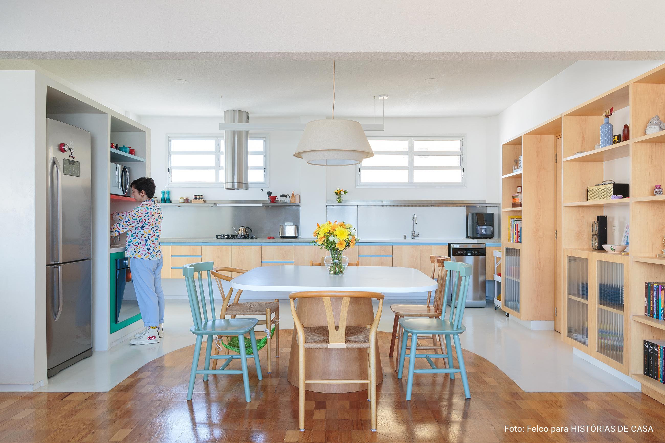 Apartamento integrado com sofá azul e marcenaria sob medida