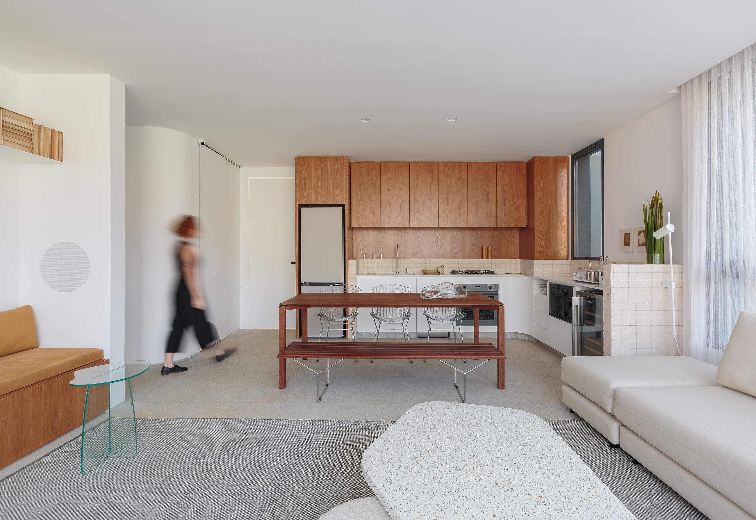 Decorado Oscar da Idea!Zarvos tem decoração minimalista com tons neutros e sala ampla.