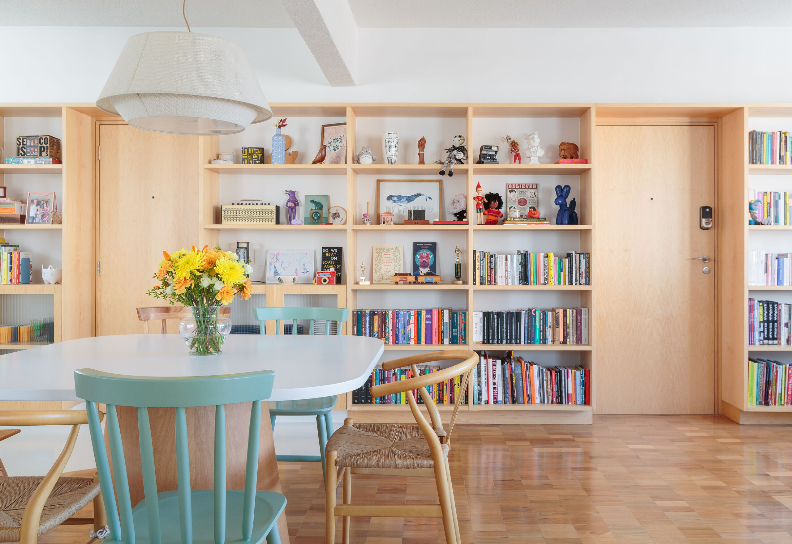 Apartamento integrado com sofá azul e marcenaria sob medida