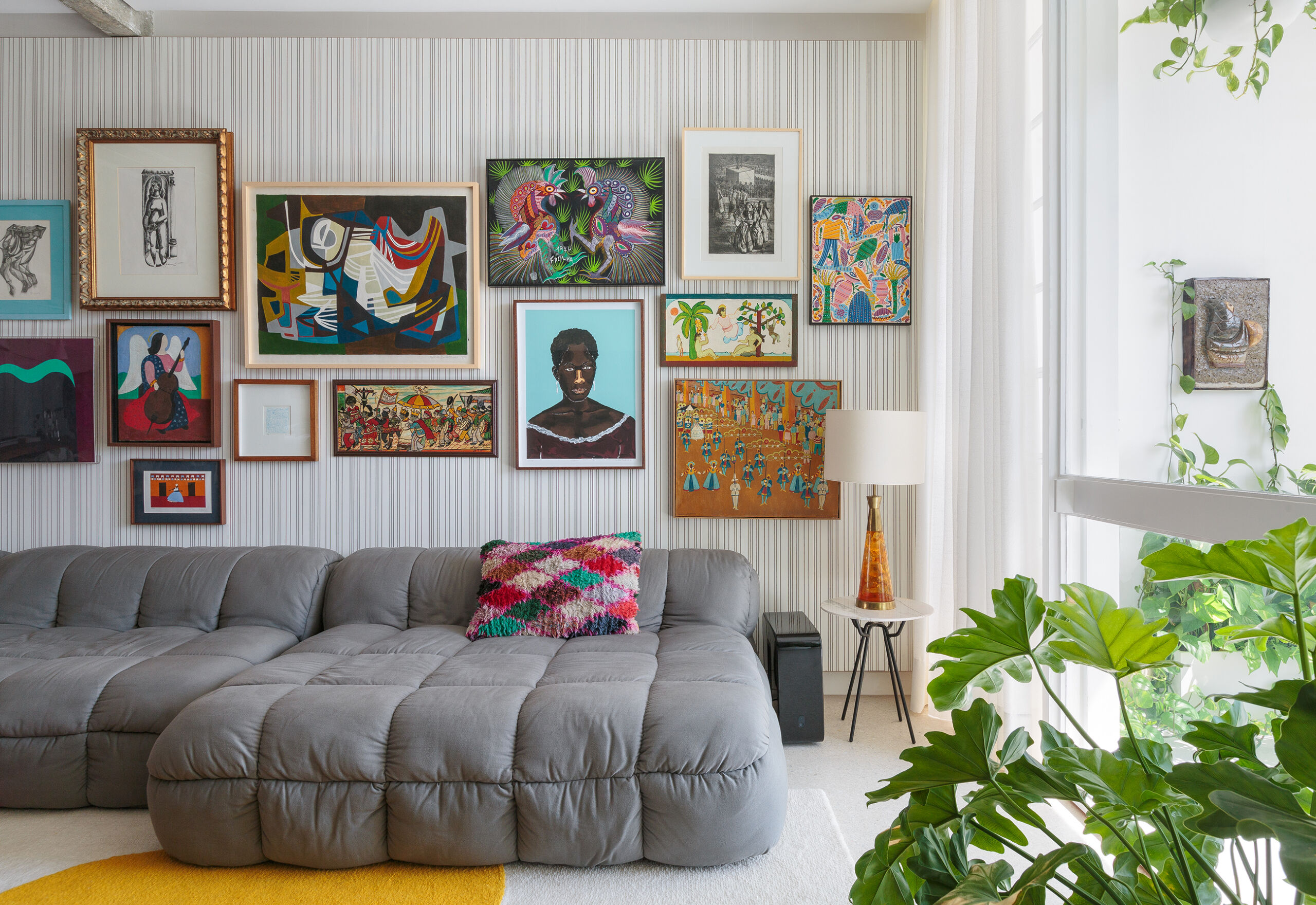 Apartamento com muitas obras de arte no edifício Lausanne