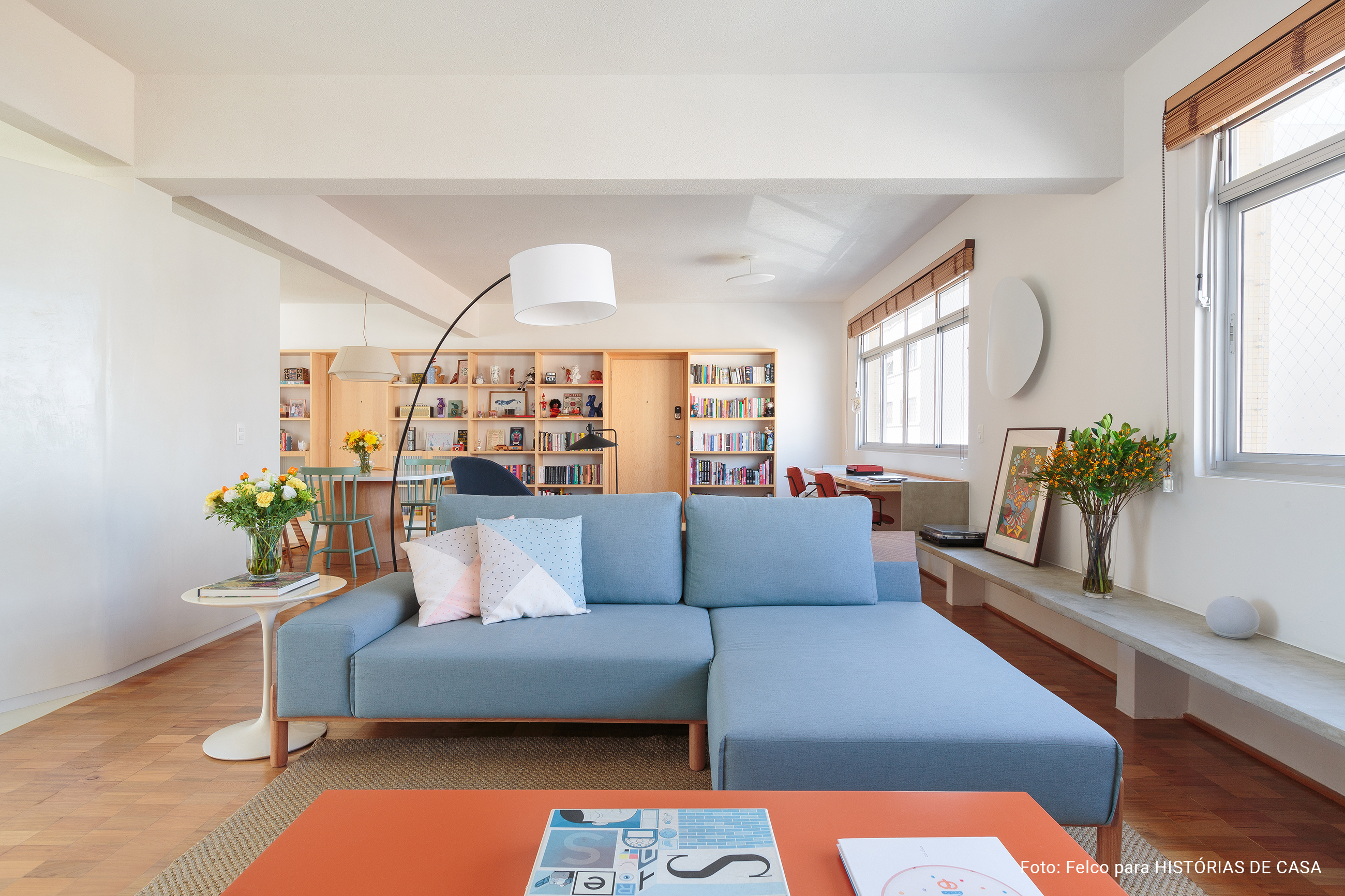 Apartamento integrado com sofá azul e marcenaria sob medida
