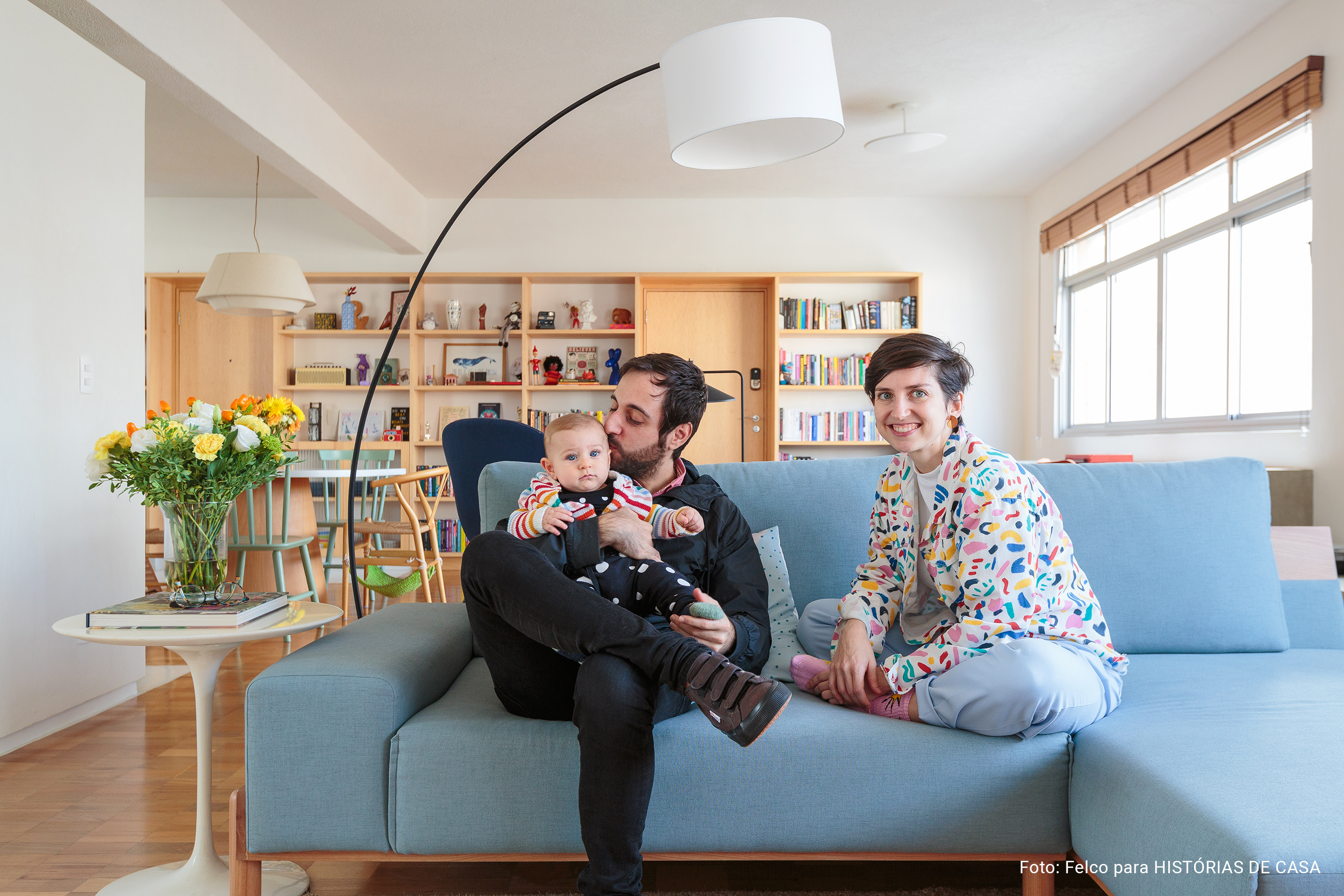 Apartamento integrado com sofá azul e marcenaria sob medida