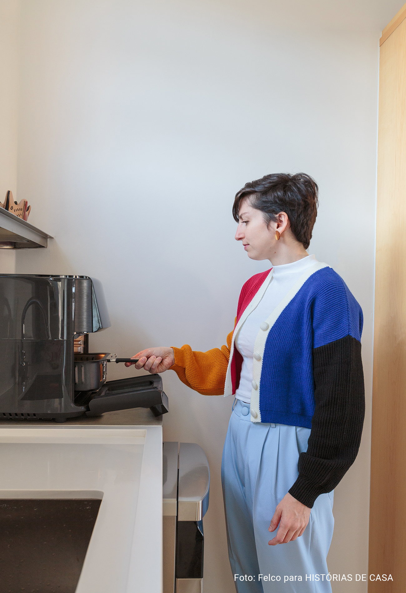 Apartamento integrado com sofá azul e marcenaria sob medida