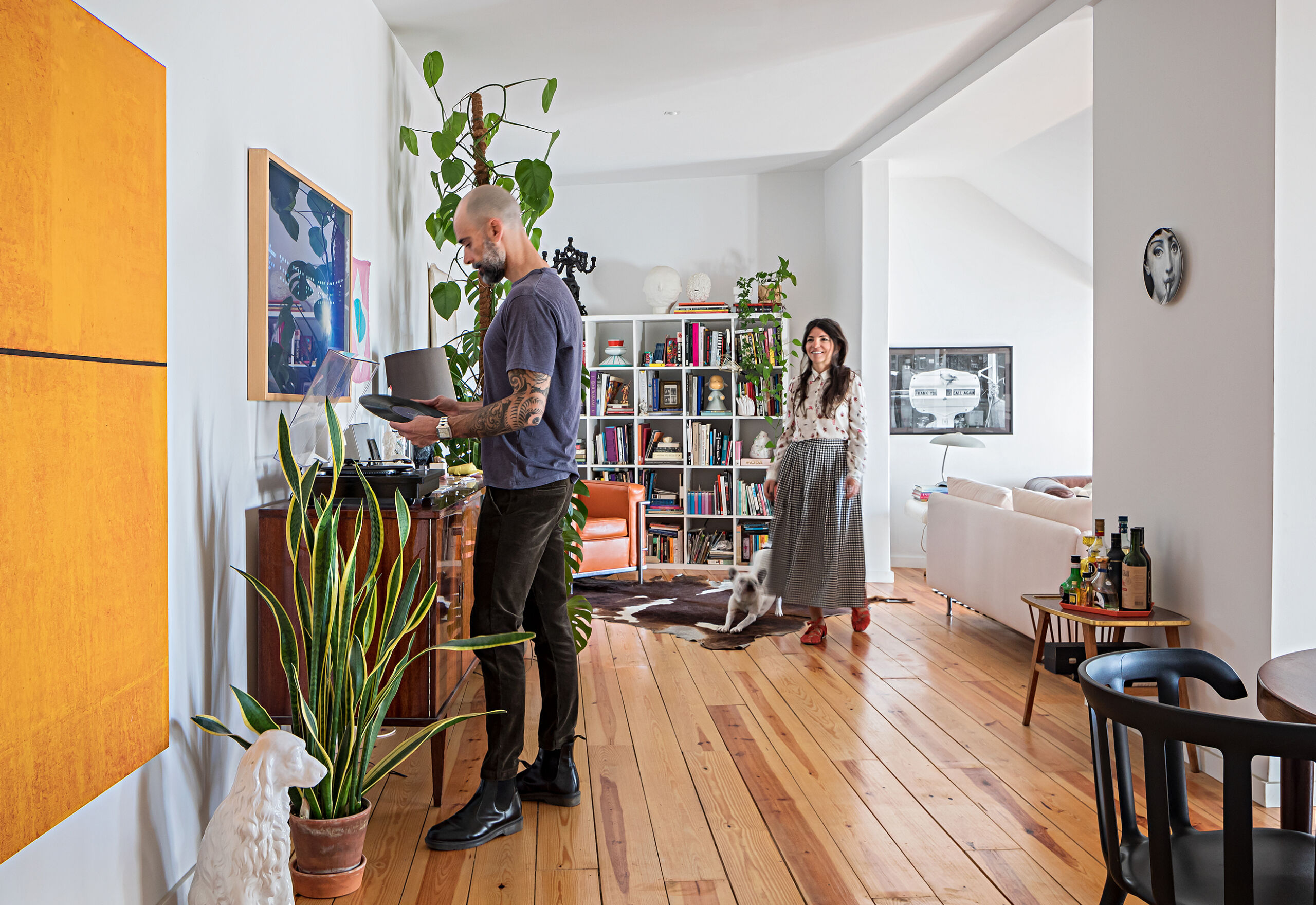 Apartamento de brasileiros em Portugal com muitos quadros e esculturas.