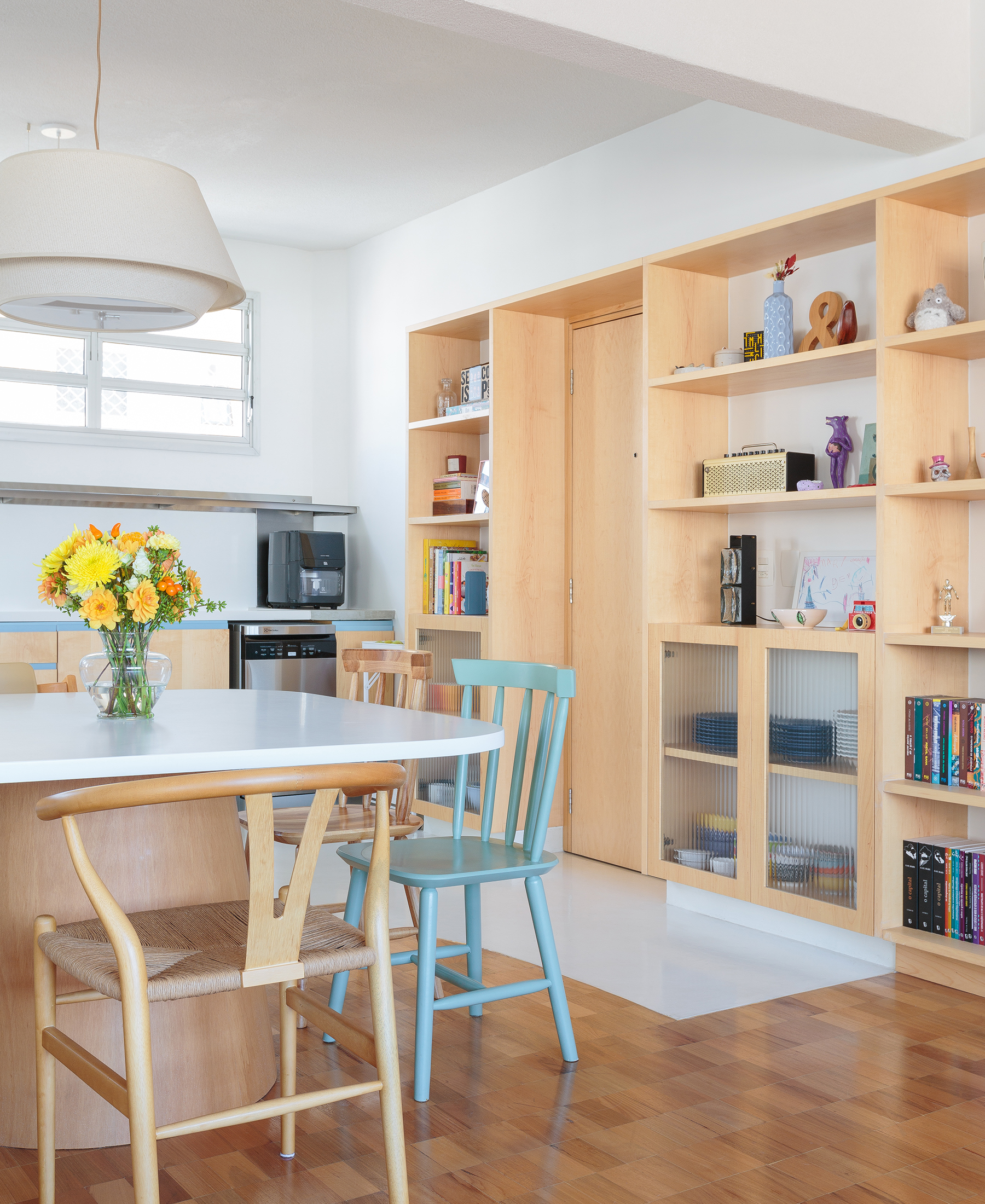 Apartamento integrado com sofá azul e marcenaria sob medida