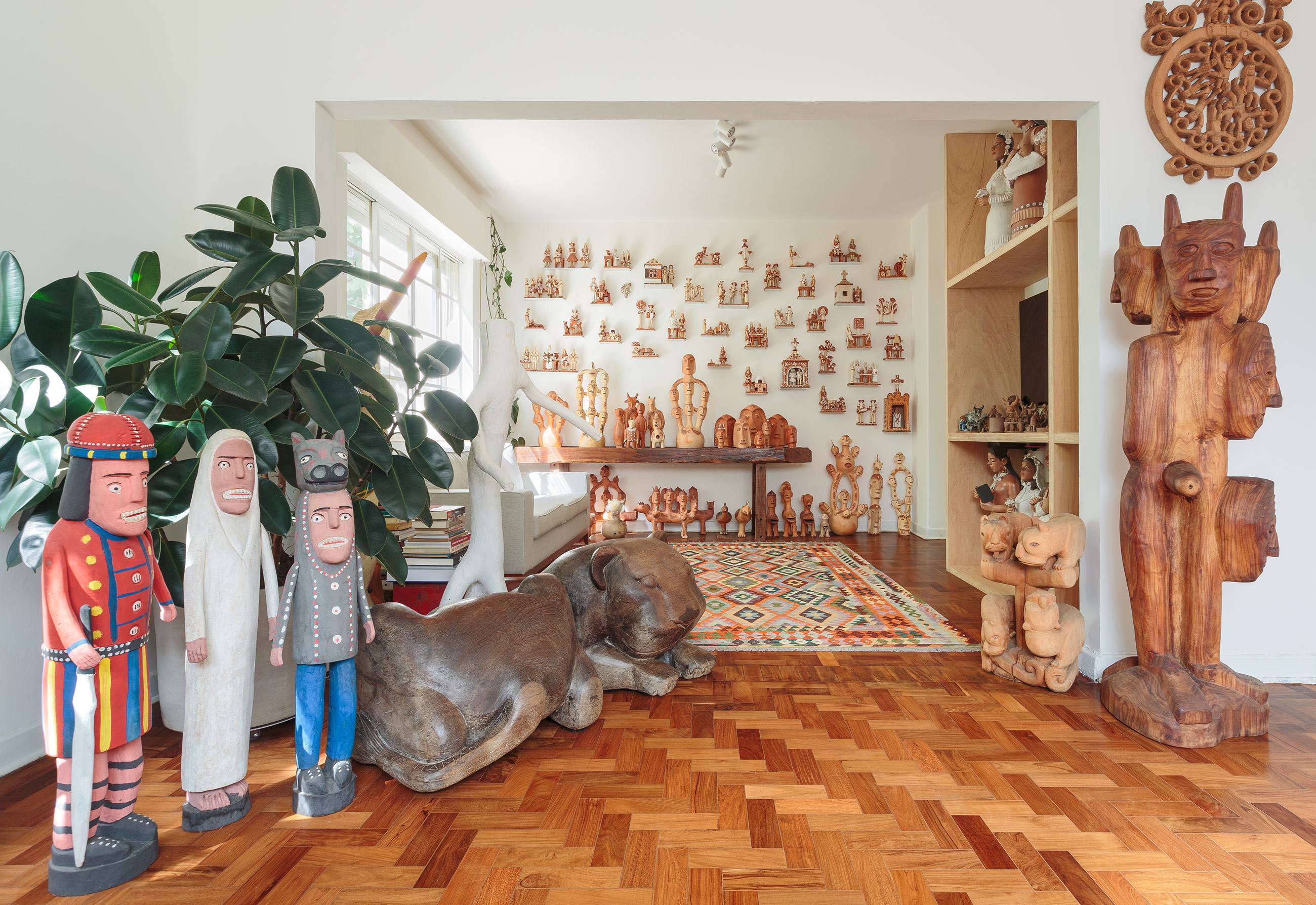 Artesanato e arte popular em apartamento com piso de tacos e luz natural.