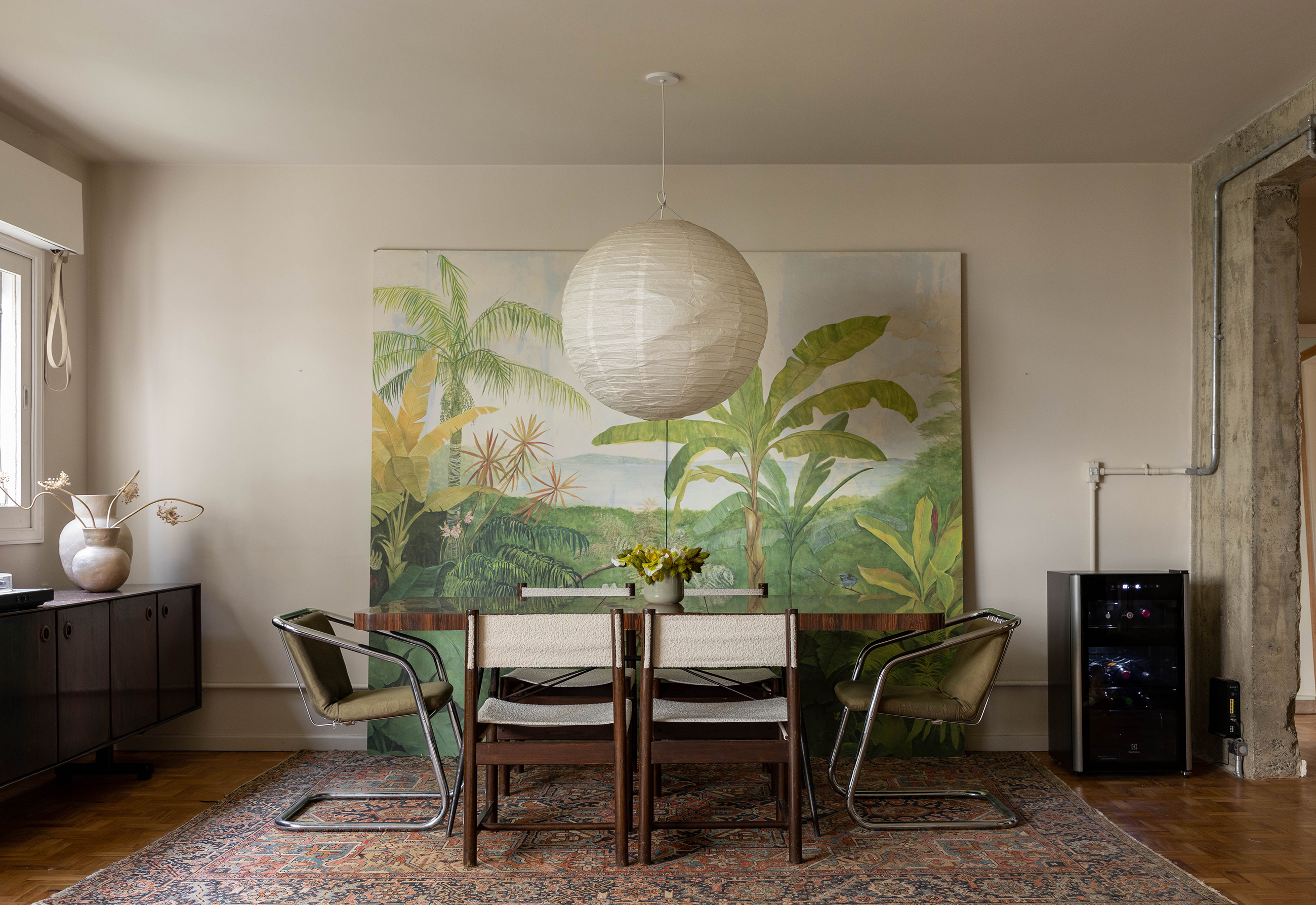 Apartamento reformado com muitos garimpos e decoração vintage