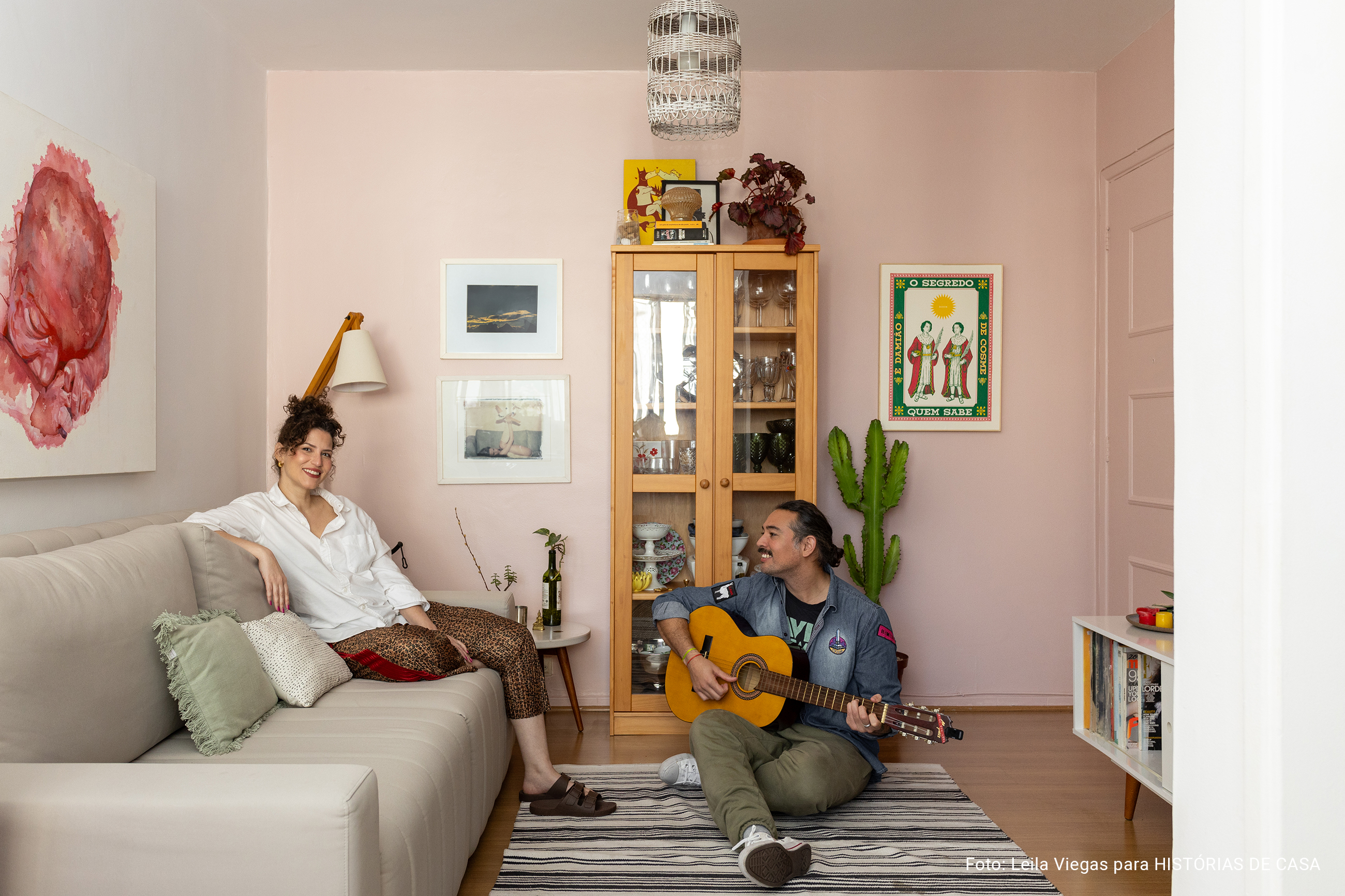 Sala de estar com paredes coloridas e decoração acolhedora