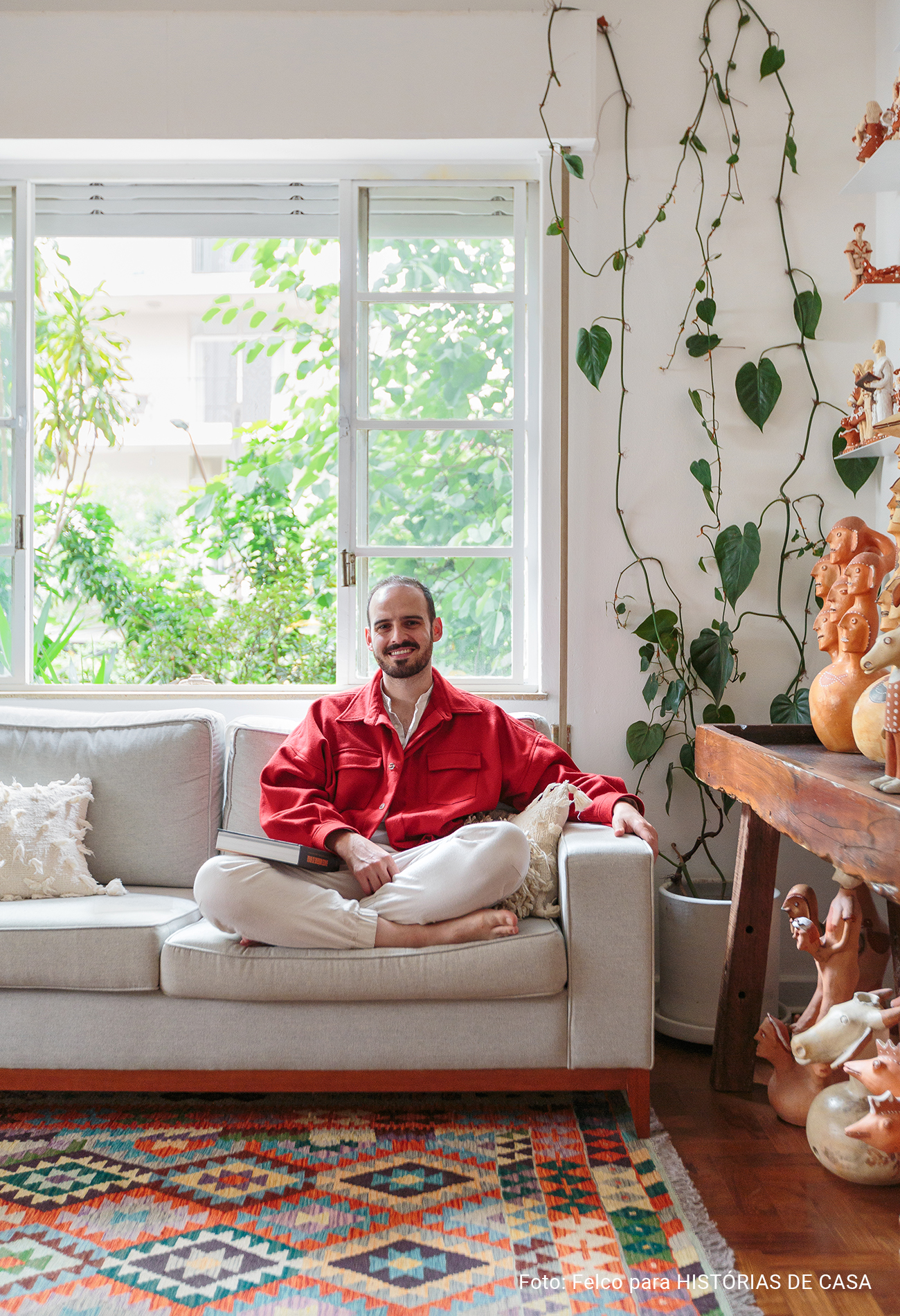 Artesanato e arte popular em apartamento com piso de tacos e luz natural.