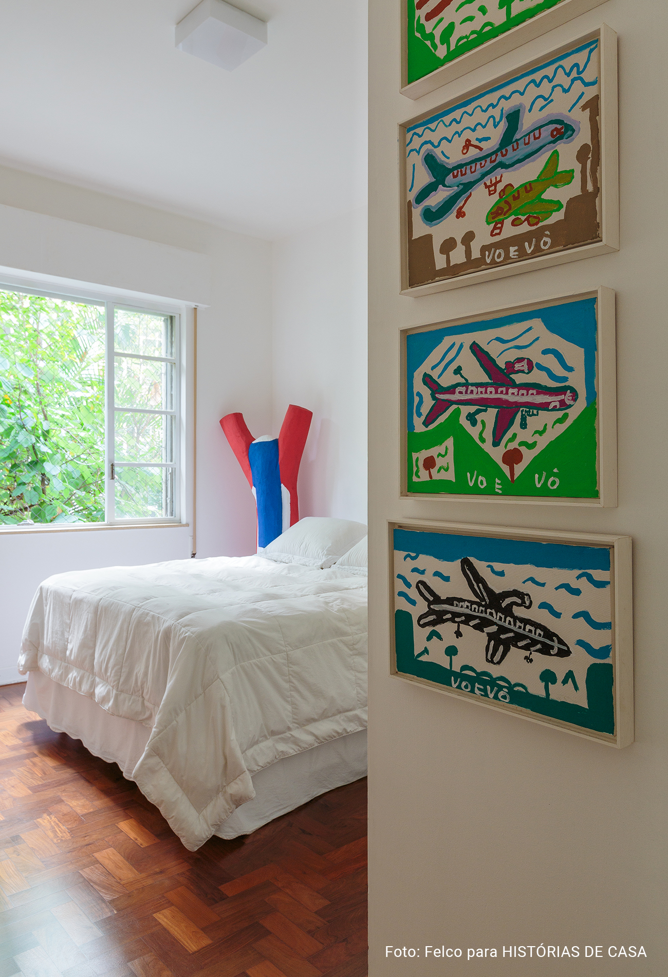 Artesanato e arte popular em apartamento com piso de tacos e luz natural.