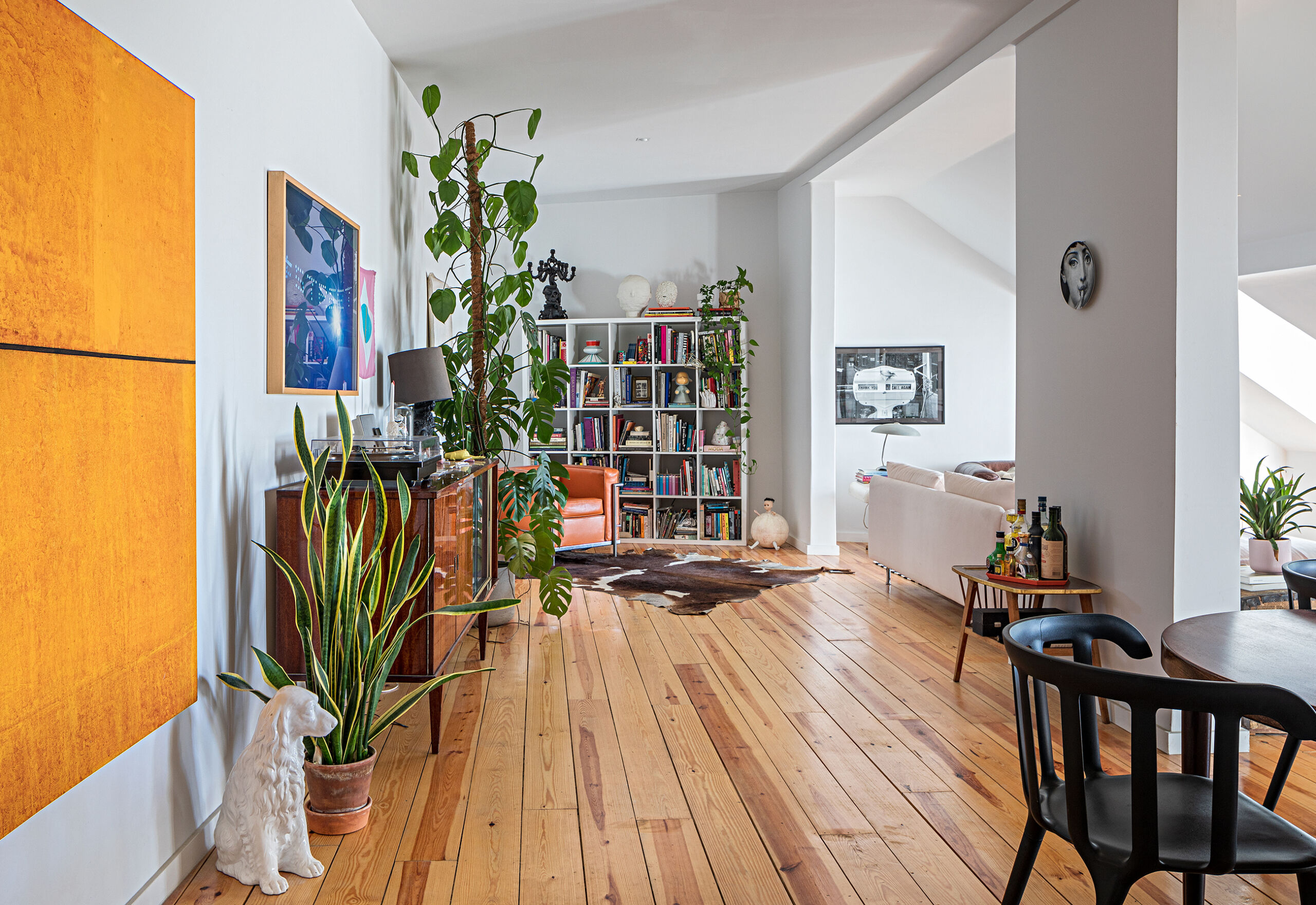 Apartamento duas águas em Lisboa, piso de madeira e obras de arte