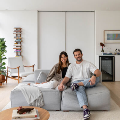 Apartamento amplo com janela de fora a fora e decoração contemporânea.