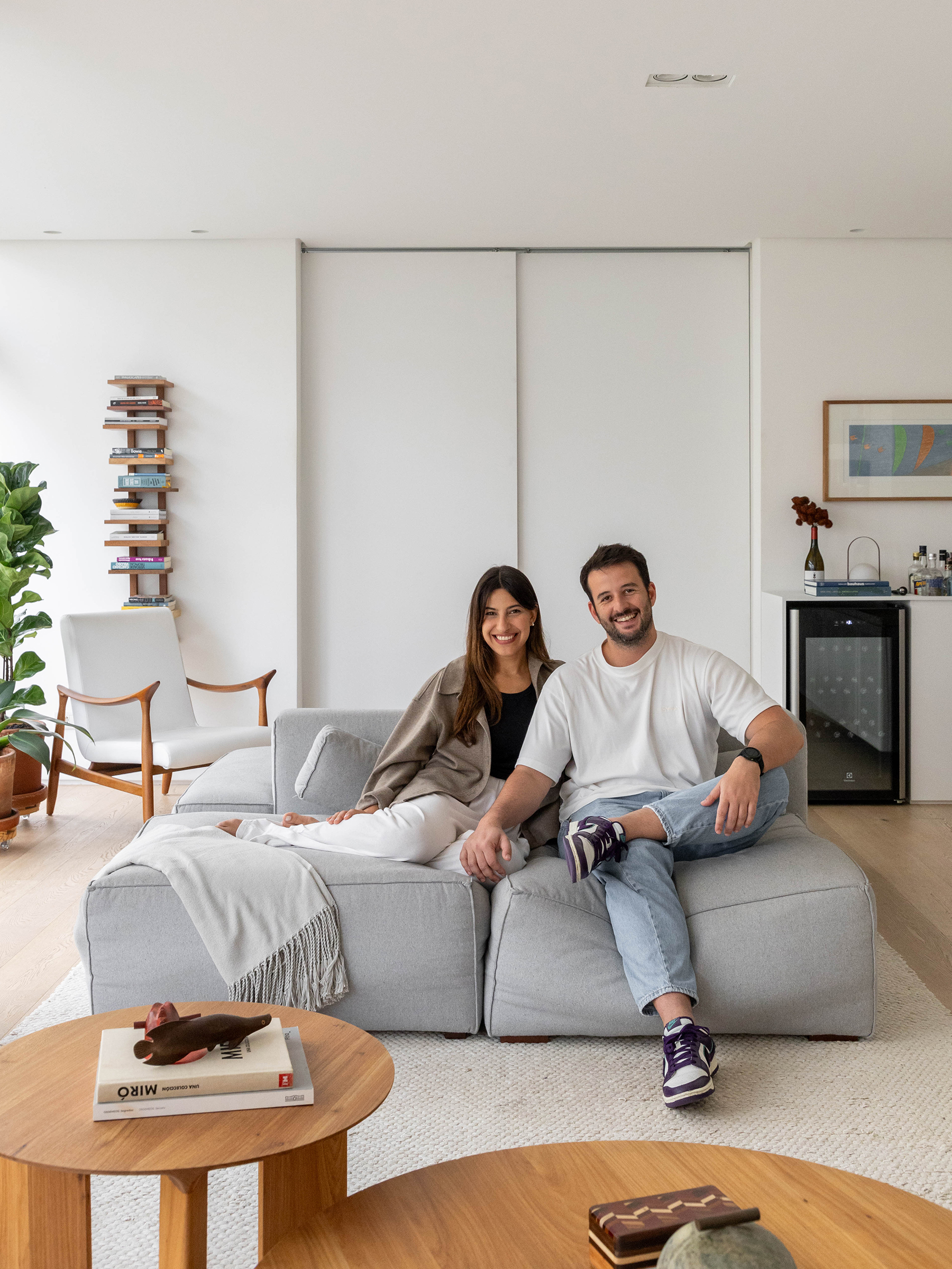 Apartamento amplo com janela de fora a fora e decoração contemporânea.