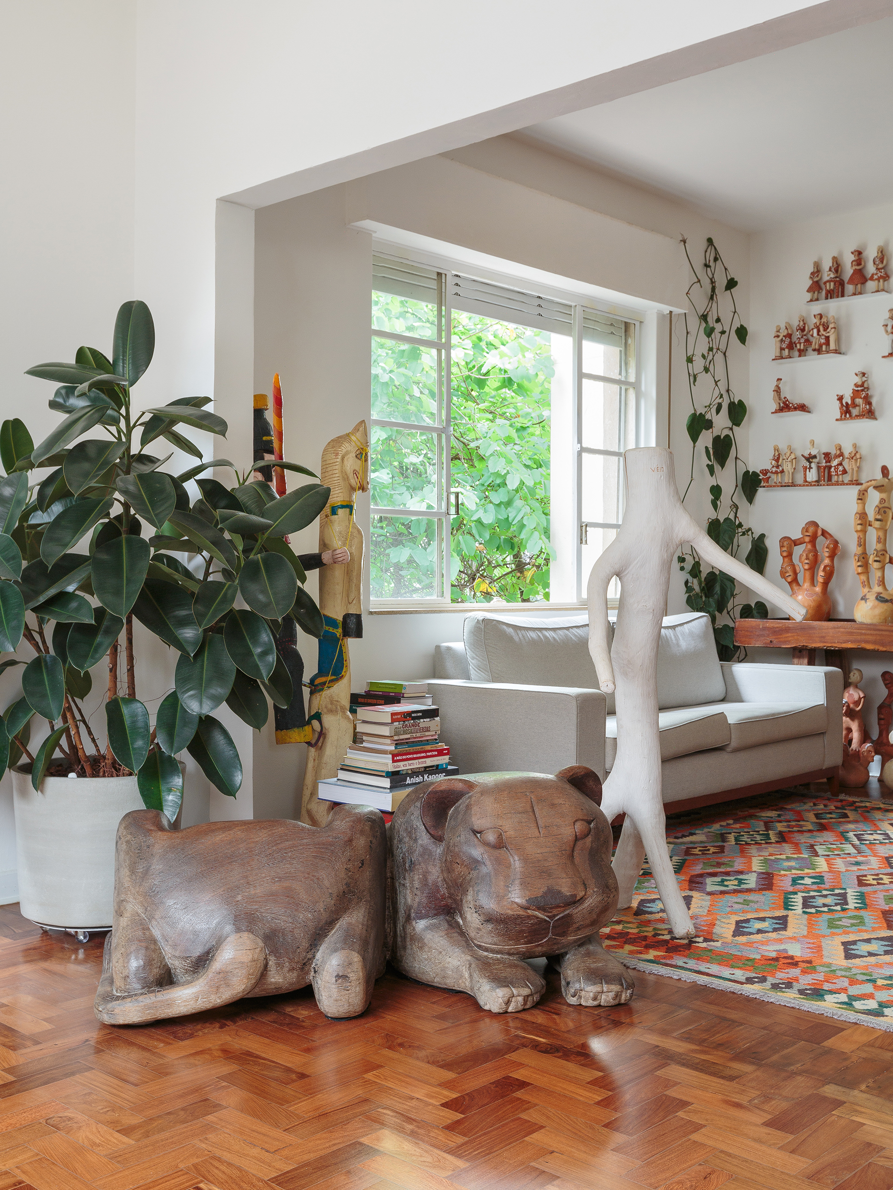 Artesanato e arte popular em apartamento com piso de tacos e luz natural.