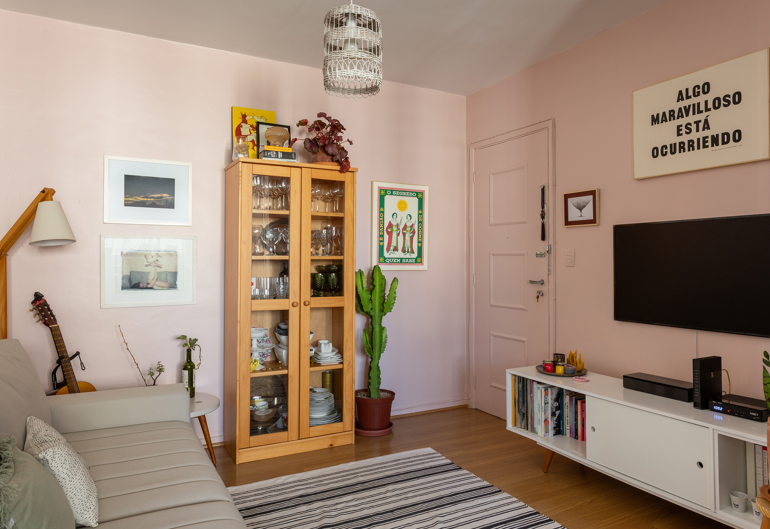 Antes e Depois de apartamento. Paredes pintadas com a Suvinil, decoração acolhedora