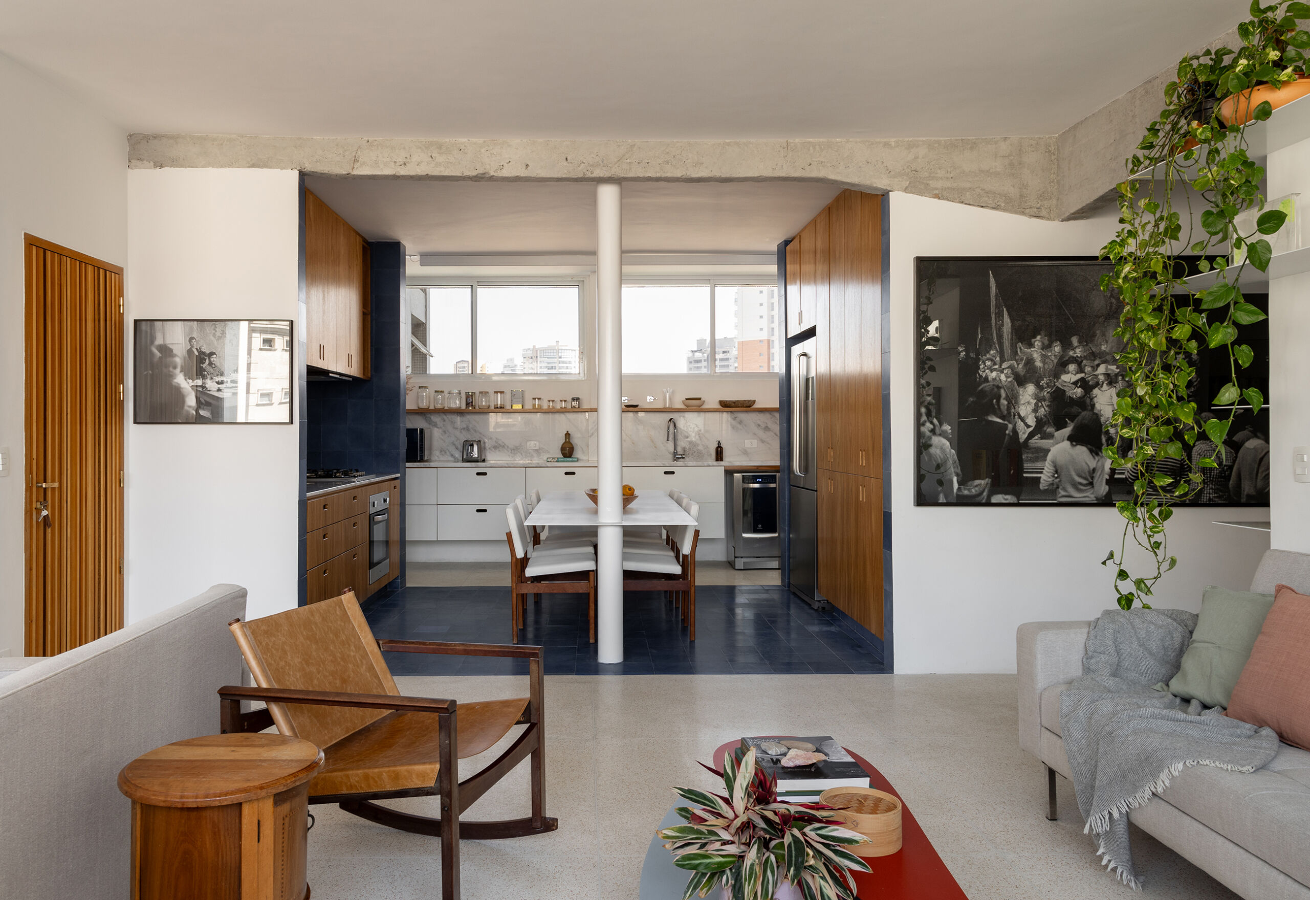 Com o novo layout aberto e convidativo, os moradores têm aproveitado ainda mais a companhia um do outro. "Ficamos todos mais juntos, quero dizer, quem está na cozinha interage com quem está na sala e vice-versa. Por outro lado, quem quer sossego pode ficar tranquilo no quarto. Gonçalo adorou e diz que agora tem até espaço para andar de wave board pela casa”, brinca Andrea. Enquanto seus filhos aproveitam os ambientes da casa convidando os amigos para visitar, Alexandre adora preparar o jantar na cozinha nova às sextas-feiras, sempre aprimorando suas receitas. Andrea, por sua vez, trabalha em casa e passou a curtir ainda mais cada canto... Não por acaso, é assim que ela define um verdadeiro lar: “Um lugar onde a gente se sinta bem, possa estar junto e conversar, mas também ficar sozinho quando quiser”.